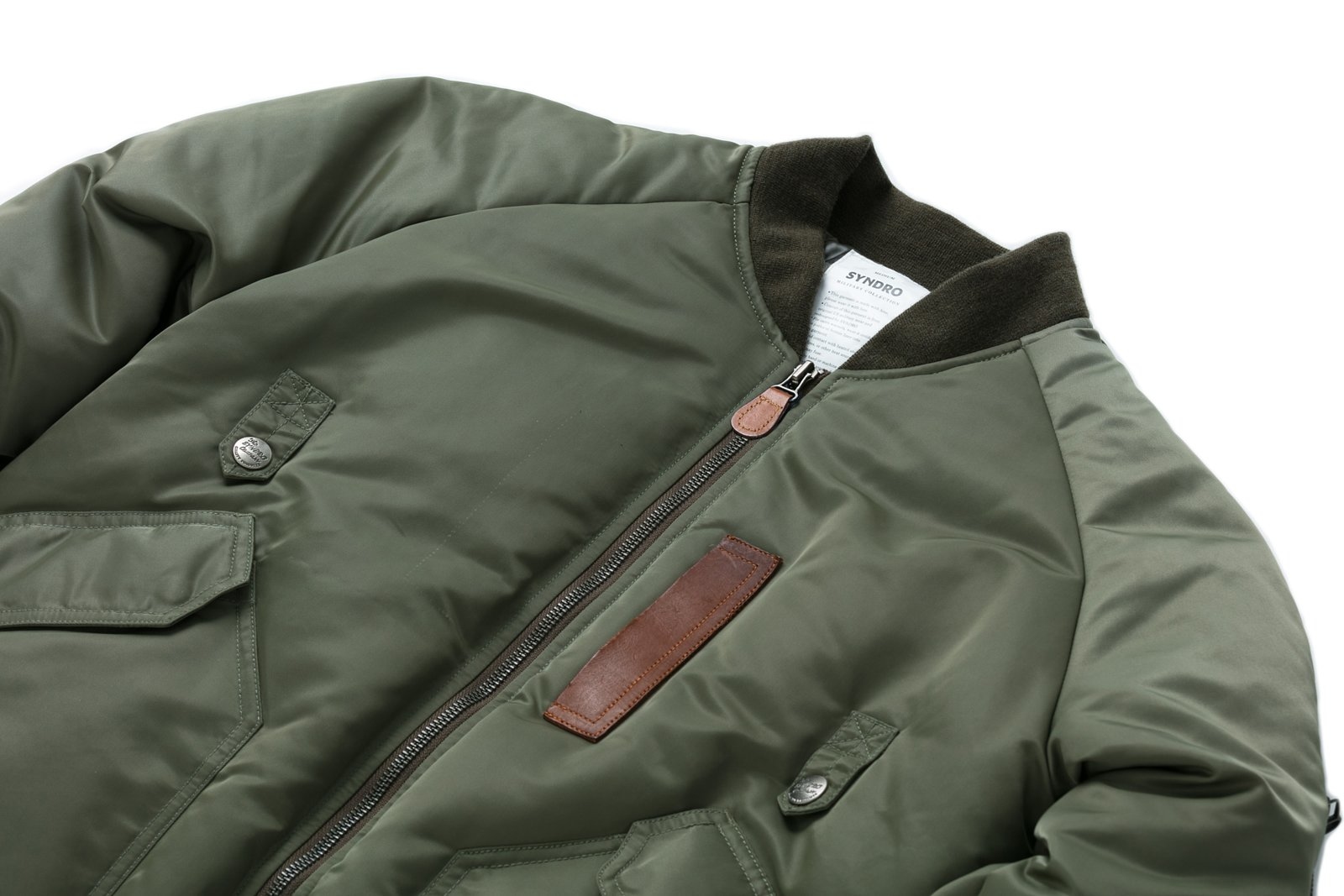 初版 MA-1 耳機線扣帶：做為 B-15 的接續款式，MA-1 出現在二戰結束後的 50 年代。