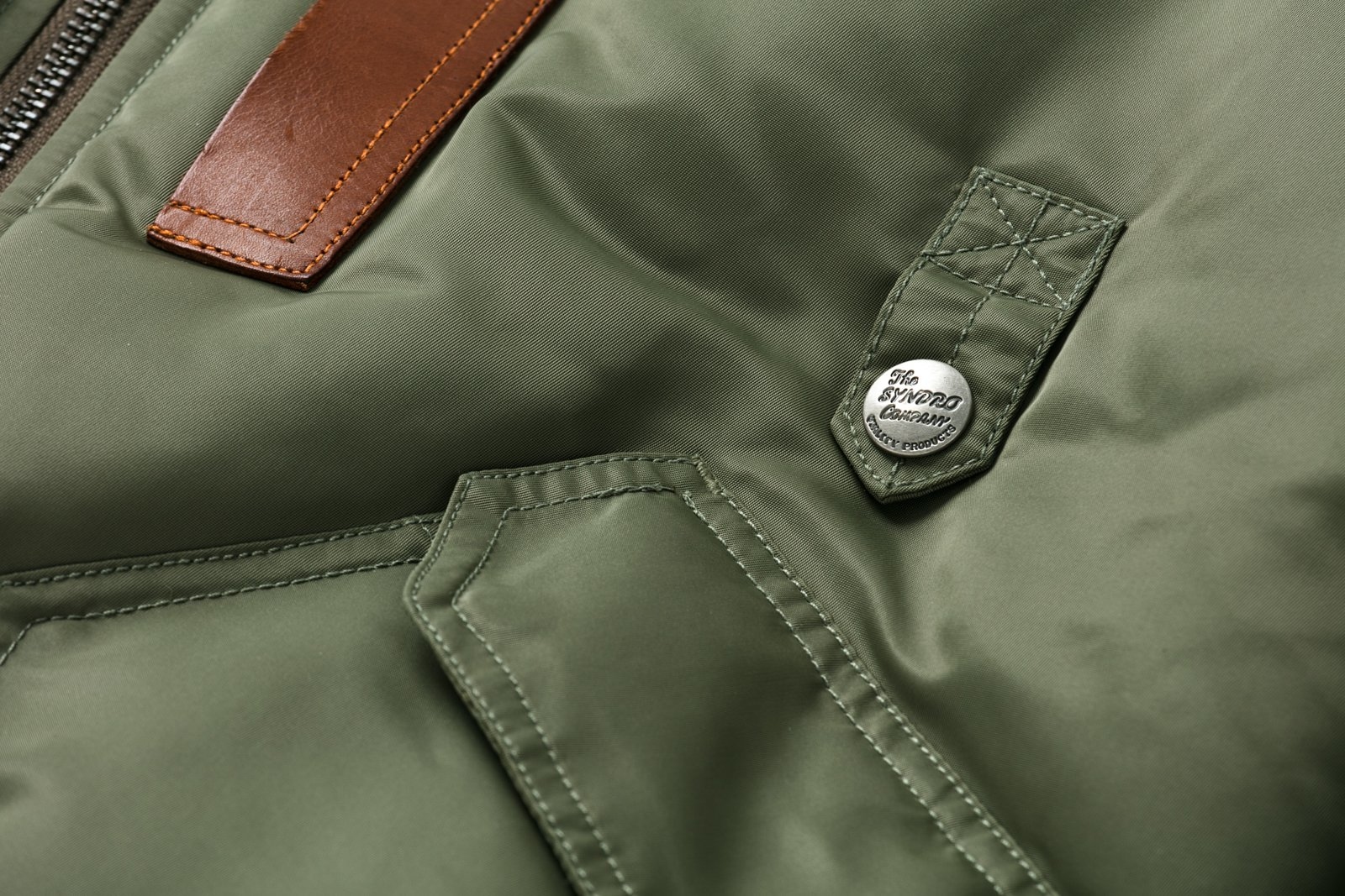 延續 B-15 大致的輪廓和機能設計，取消毛皮領片，胸部兩側多了耳機線扣帶，將無線電接到飛行員頭盔中。