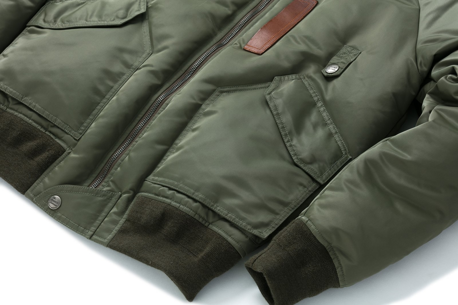 羊毛雙層羅紋：為求保暖，以及防止冷空氣從衣擺、袖口、領口進入衣內，羅紋的材質與組織格外重要，尤其飛行員必須在酷寒的高空艙內作戰。