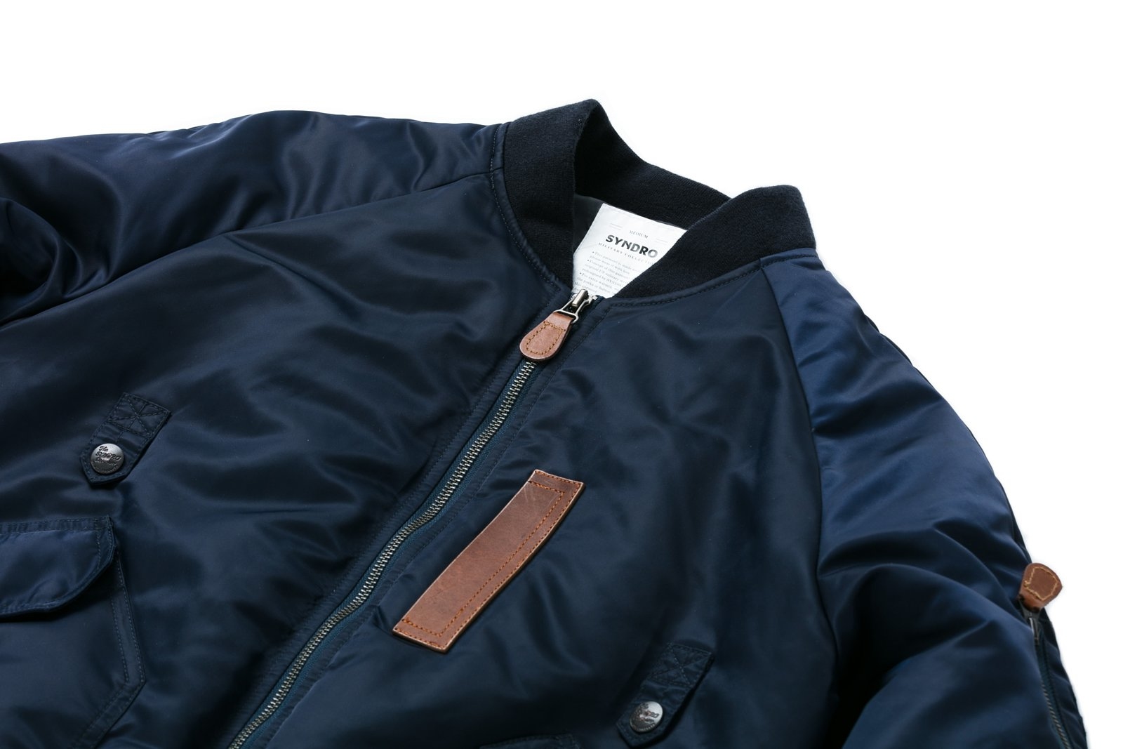 初版 MA-1 耳機線扣帶：做為 B-15 的接續款式，MA-1 出現在二戰結束後的 50 年代。