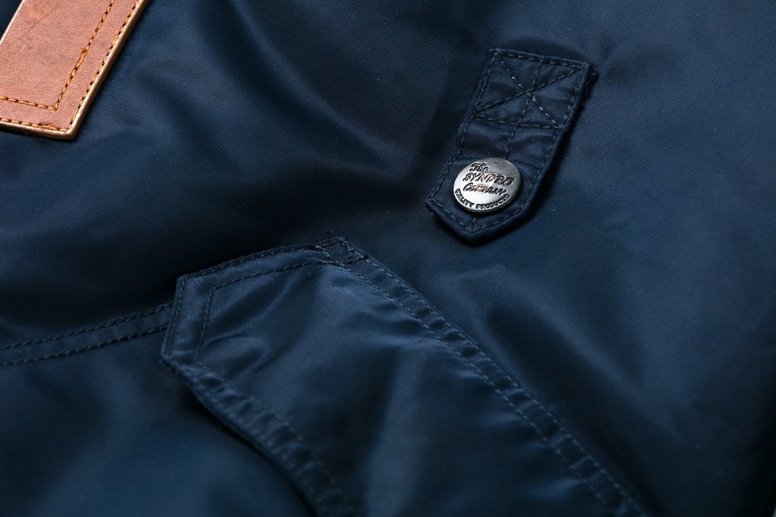 延續 B-15 大致的輪廓和機能設計，取消毛皮領片，胸部兩側多了耳機線扣帶，將無線電接到飛行員頭盔中。