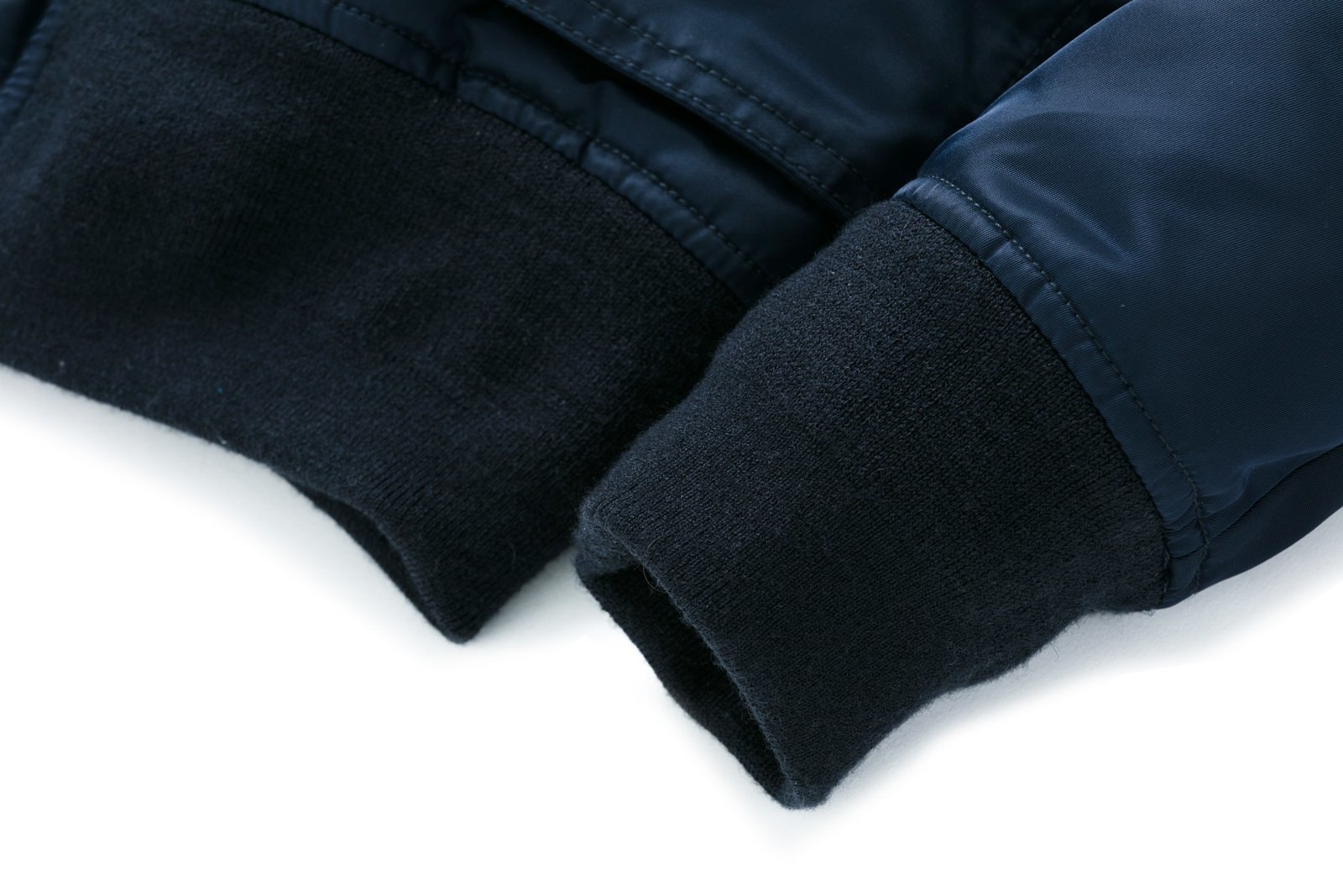 羊毛雙層羅紋：為求保暖，以及防止冷空氣從衣擺、袖口、領口進入衣內，羅紋的材質與組織格外重要，尤其飛行員必須在酷寒的高空艙內作戰。