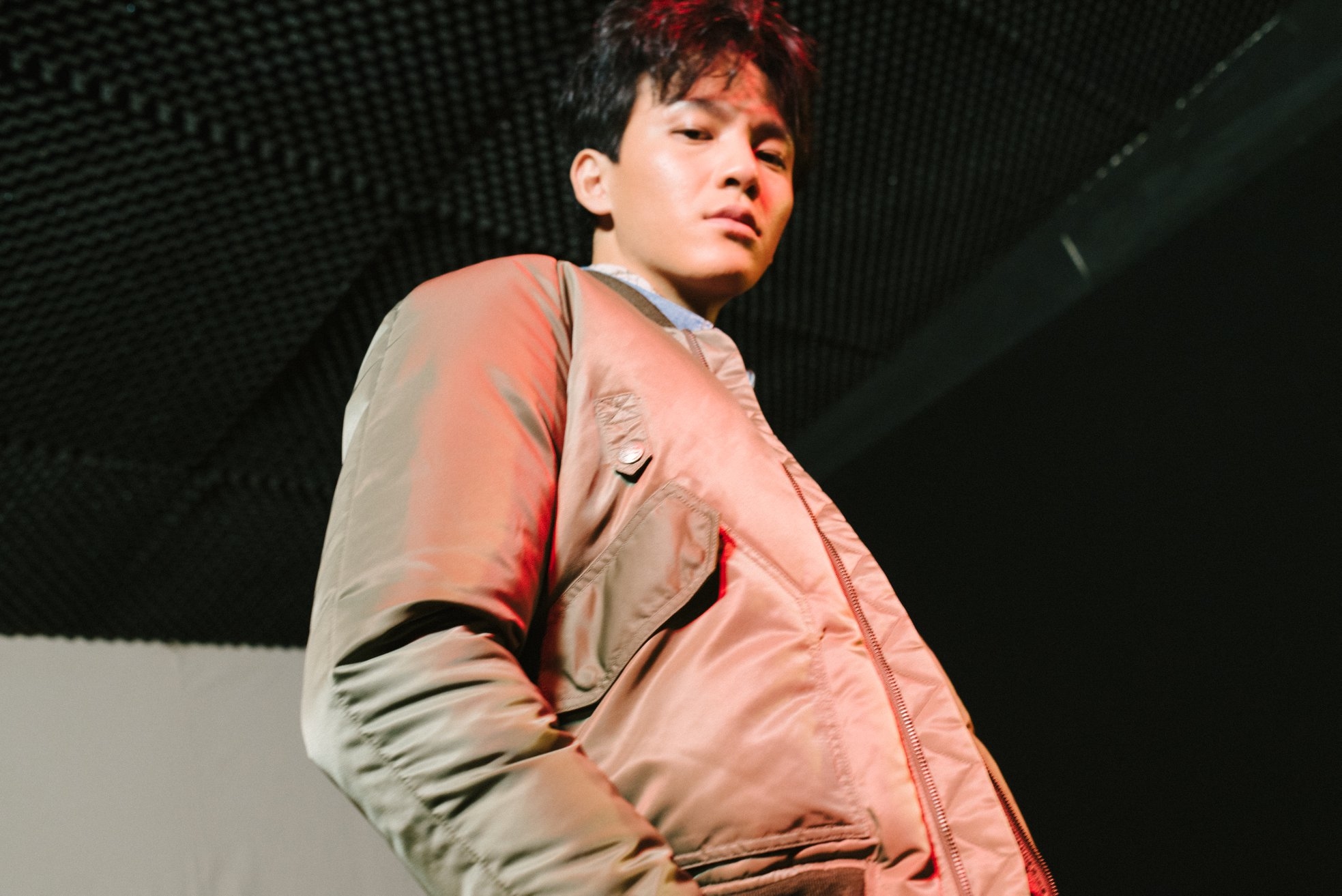 CWU-36P 袋蓋式貼袋 也被稱作 MA-2 的 CWU-36P，有著接近 MA-1 的短身輪廓，腰部大貼袋的造型最為人稱道。  SYNDRO 擷取 CWU-36P 貼袋外型，並做立體設計，能夠裝載更多隨身物品。