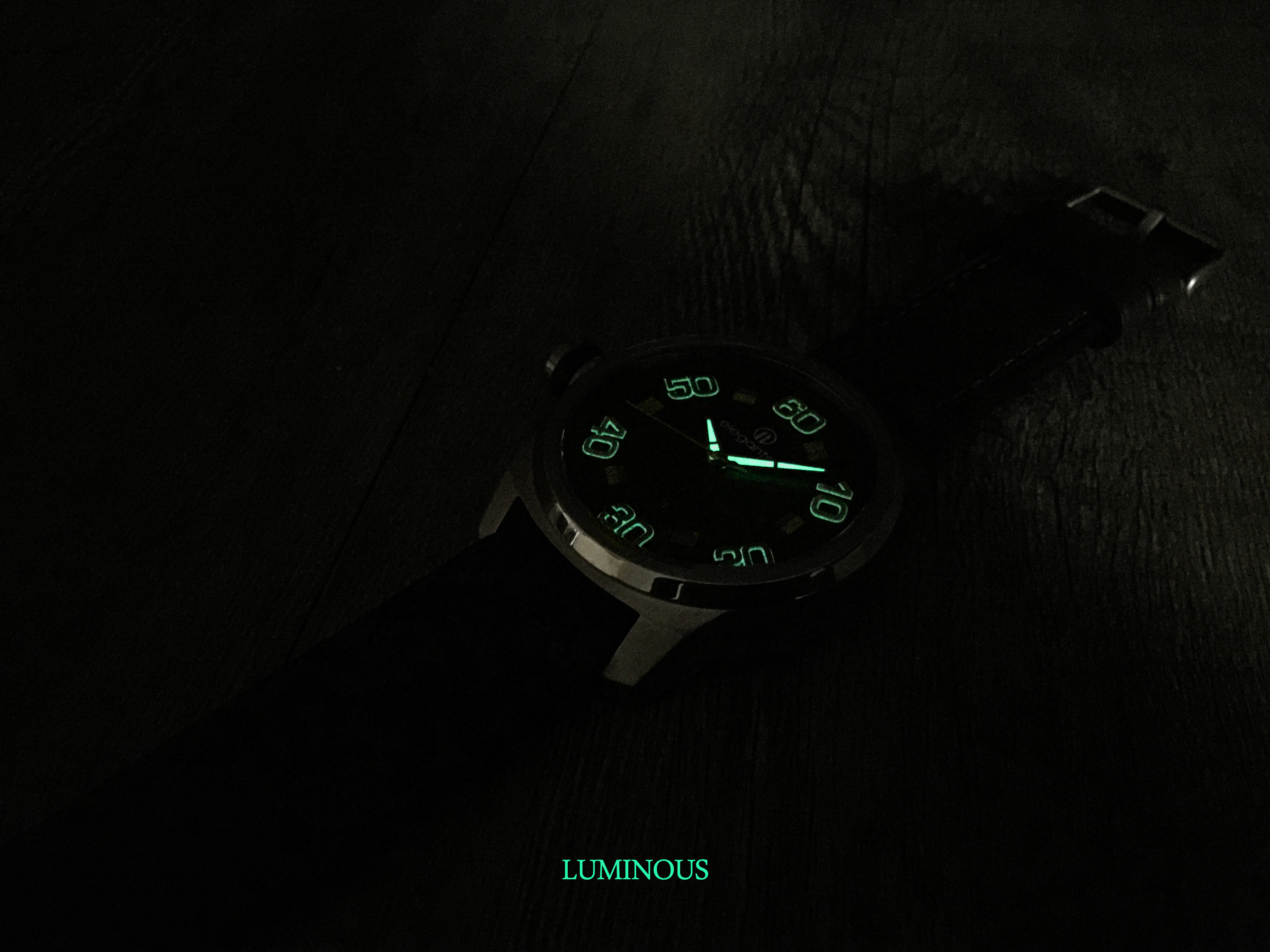 萬年鐘錶 - elegantsis 愛樂時 JF48N  戰鬥機螺旋槳後的引擎排列式面板設計  黑面咖啡色皮革錶帶 ELJF48N-2G02LC 錶徑48MM