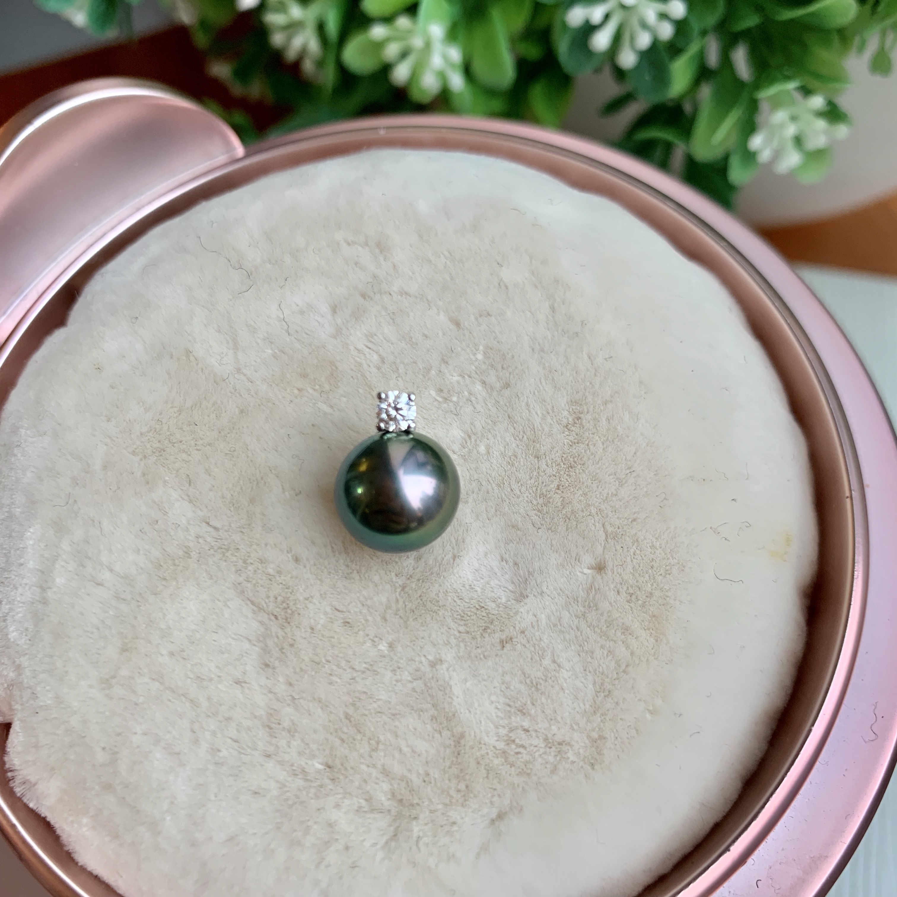 18K金大溪地黑珍珠鑽石吊墜 - 孔雀綠色 (9-10mm)