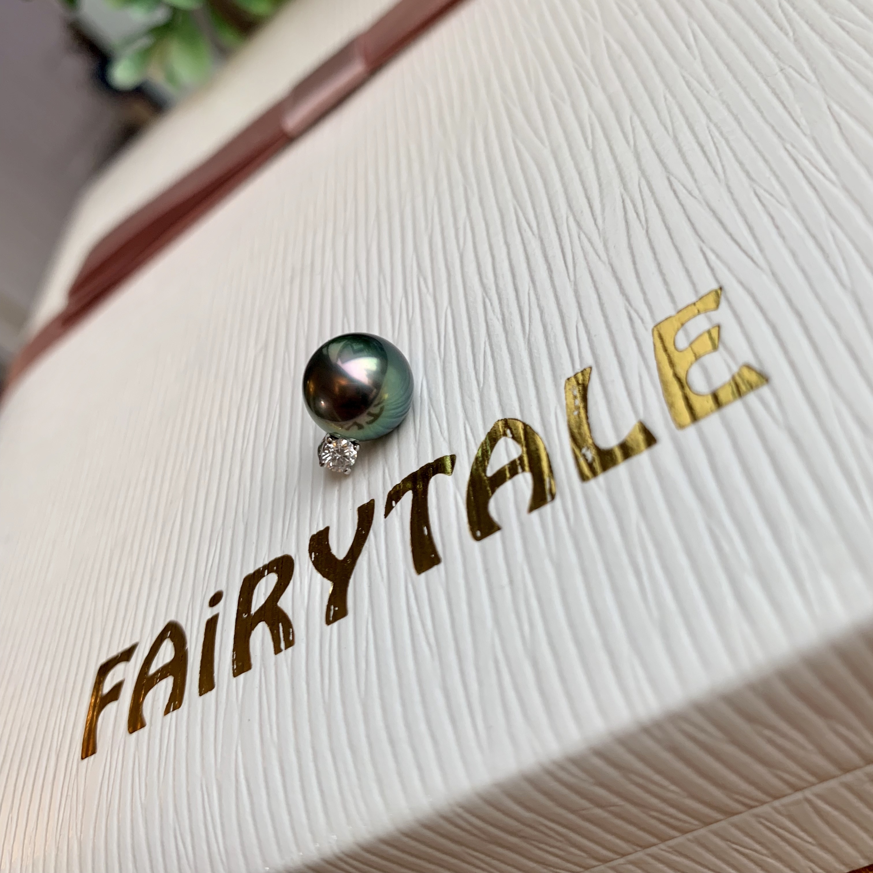 18K金大溪地黑珍珠鑽石吊墜 - 孔雀綠色 (9-10mm)