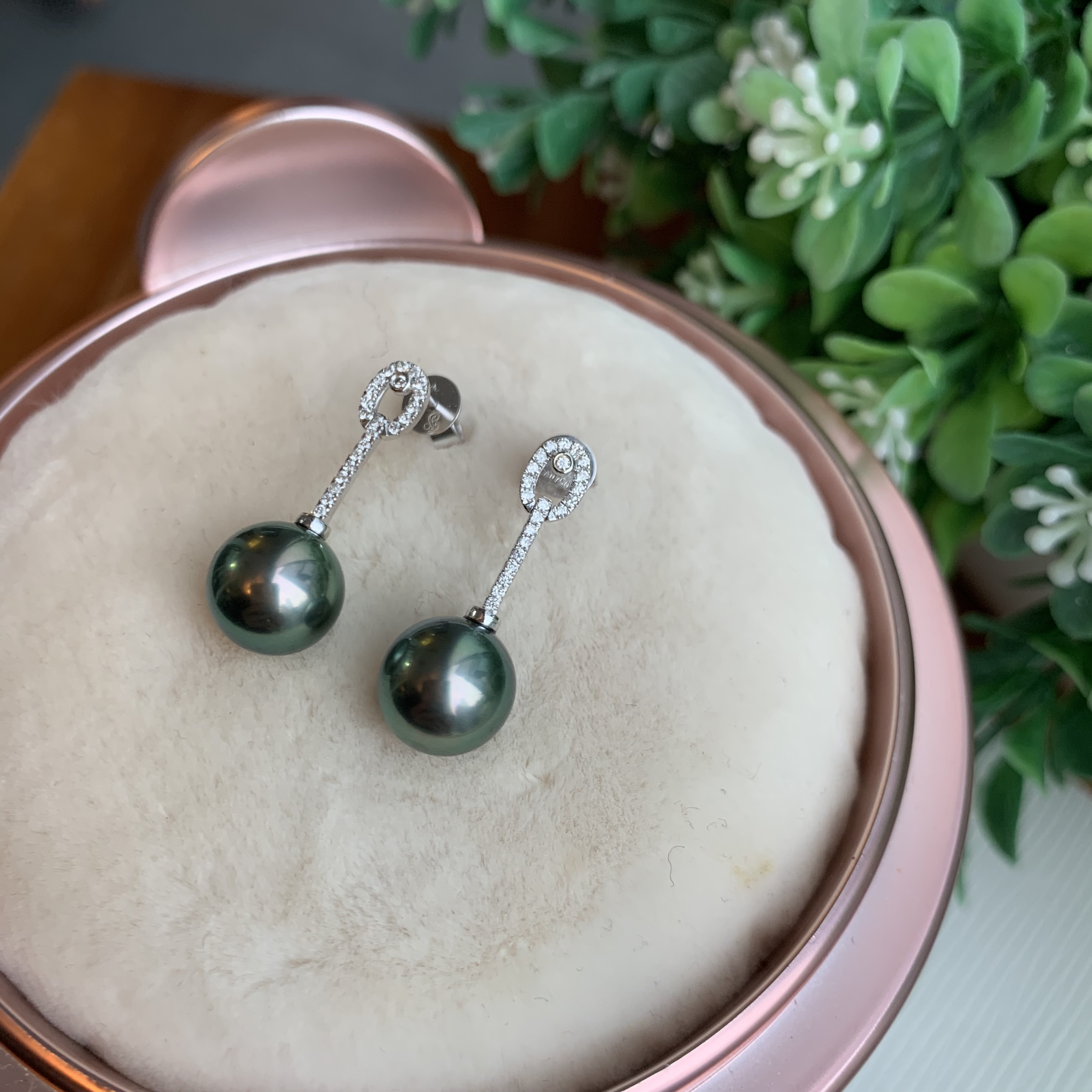 18K金大溪地黑珍珠鑽石耳環 -孔雀綠色