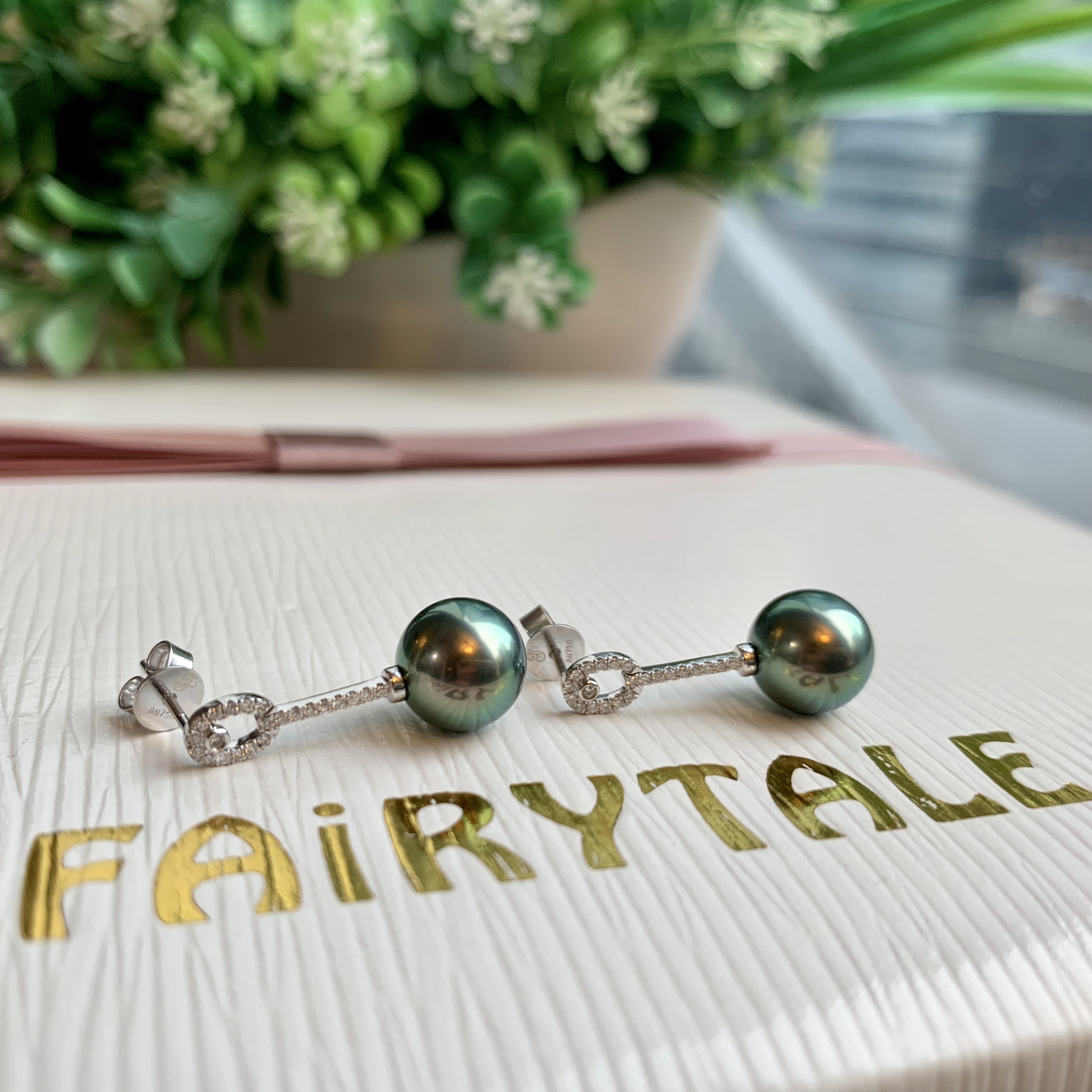 18K金大溪地黑珍珠鑽石耳環 -孔雀綠色