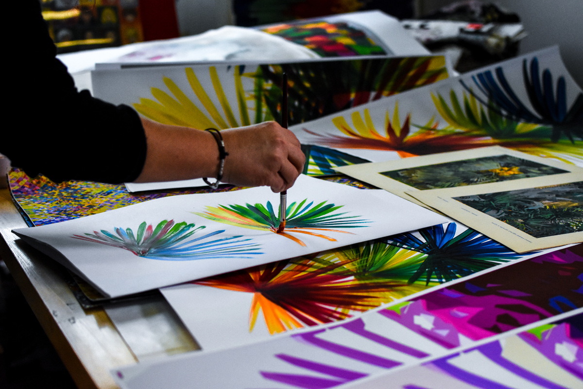 設計人員在手繪設計衣服圖樣