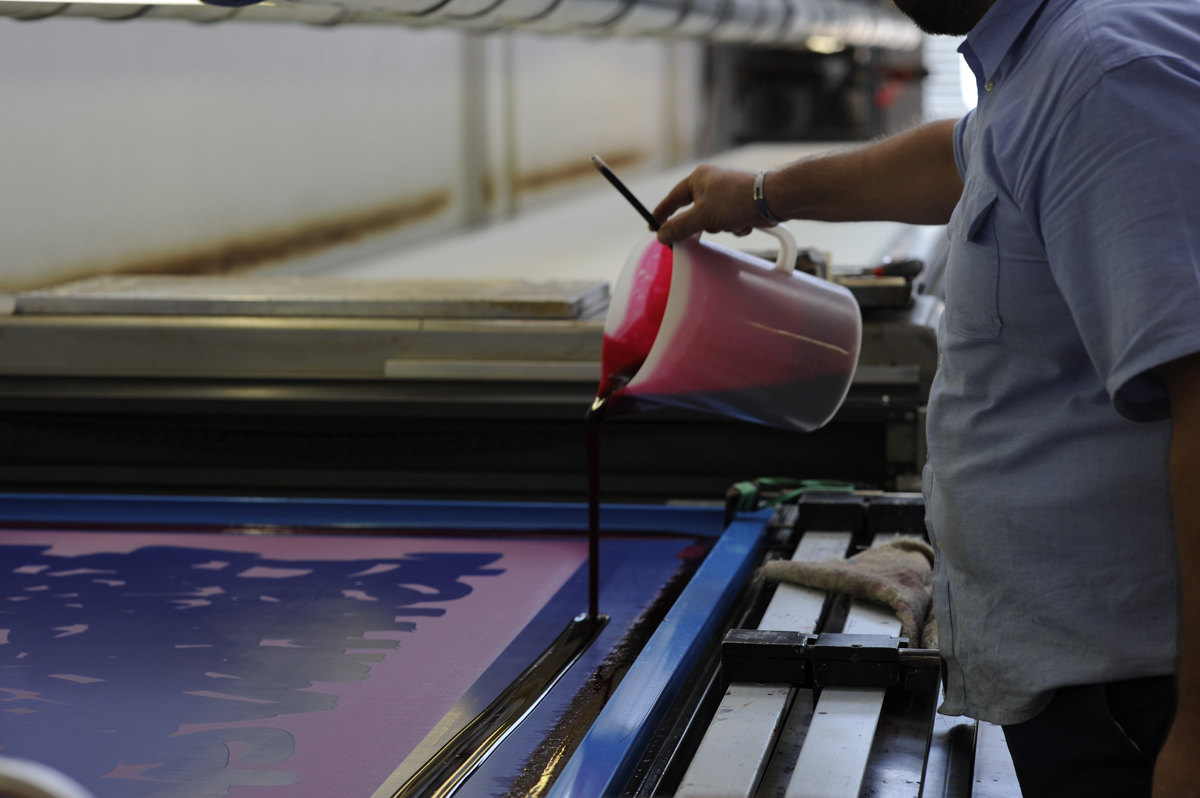 zerorh工廠人員正在倒入顏料印製車衣