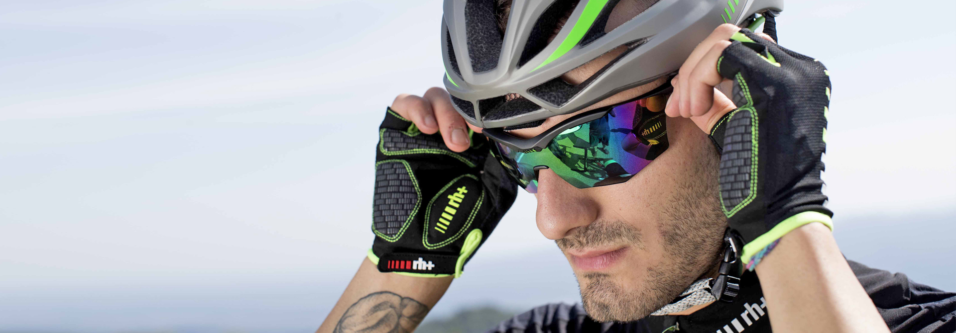 專業自行車選手正在配戴zerorh運動眼鏡