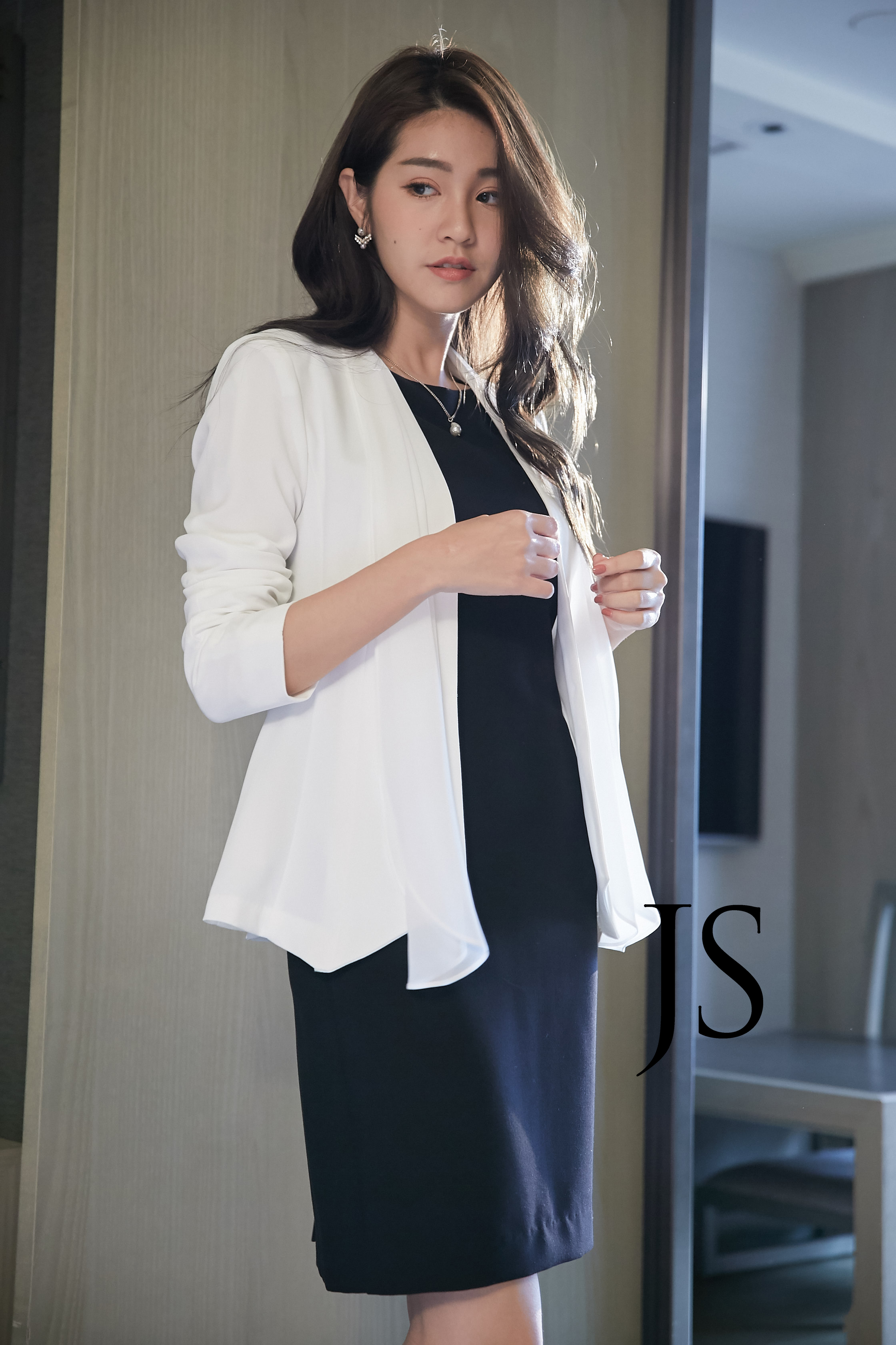 領巾腰身西裝外套(白)