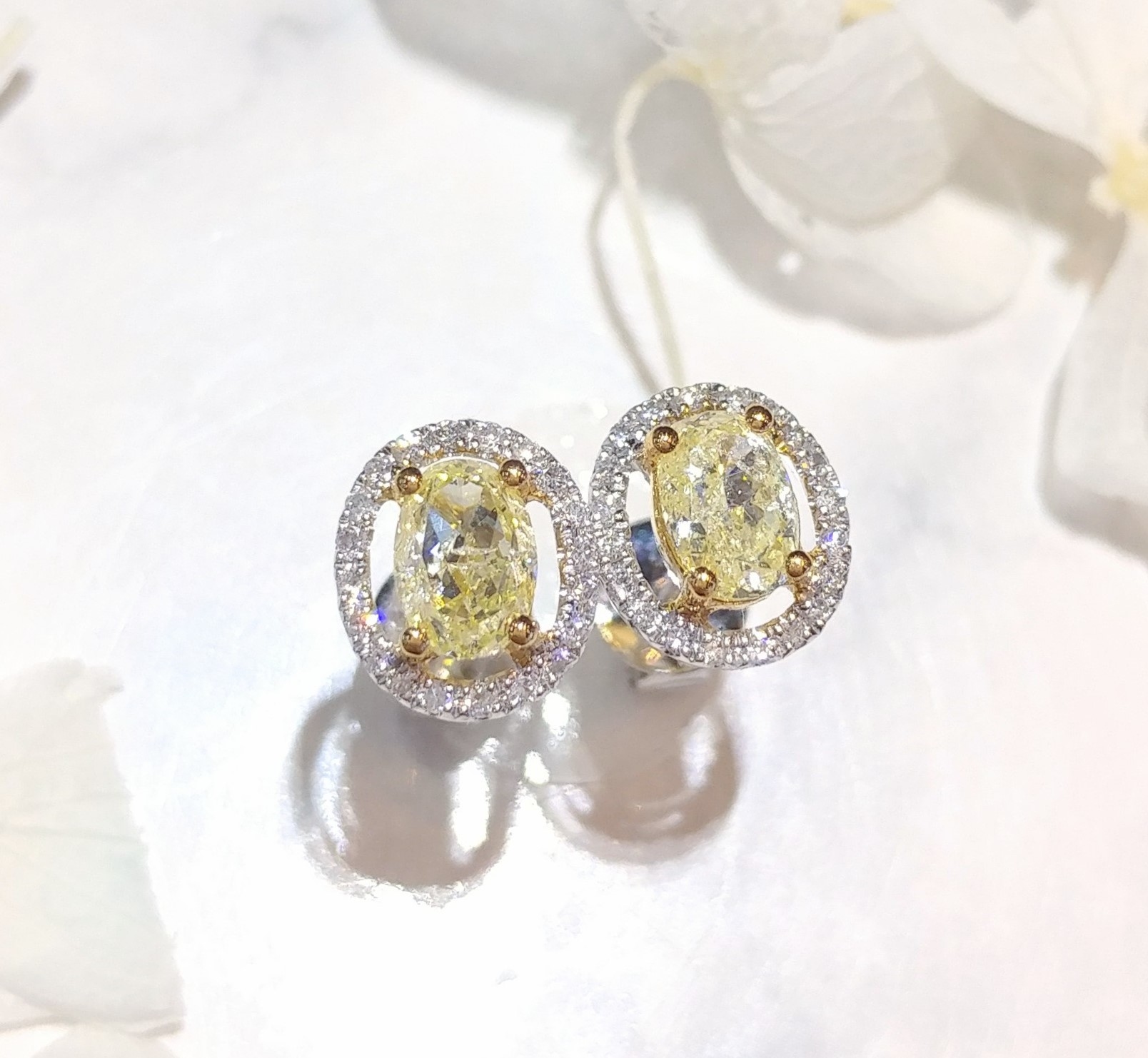 18K White Gold 0.91ct Fancy Yellow Diamond Earrings