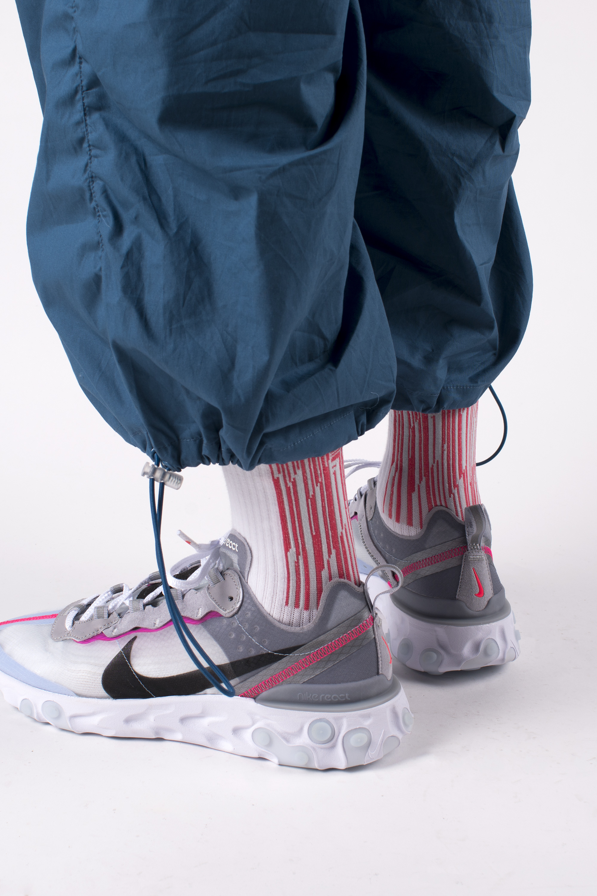 台灣潮流機能襪履品牌nozzle quiz經典系列LANDING ，延續街頭個性，同樣精緻質感的襪子， 以慣用的組織、結構，內斂的處理撞色、拼接等手法，捕捉熟悉的街頭元素，處理潮人眼中熟悉的圖形。