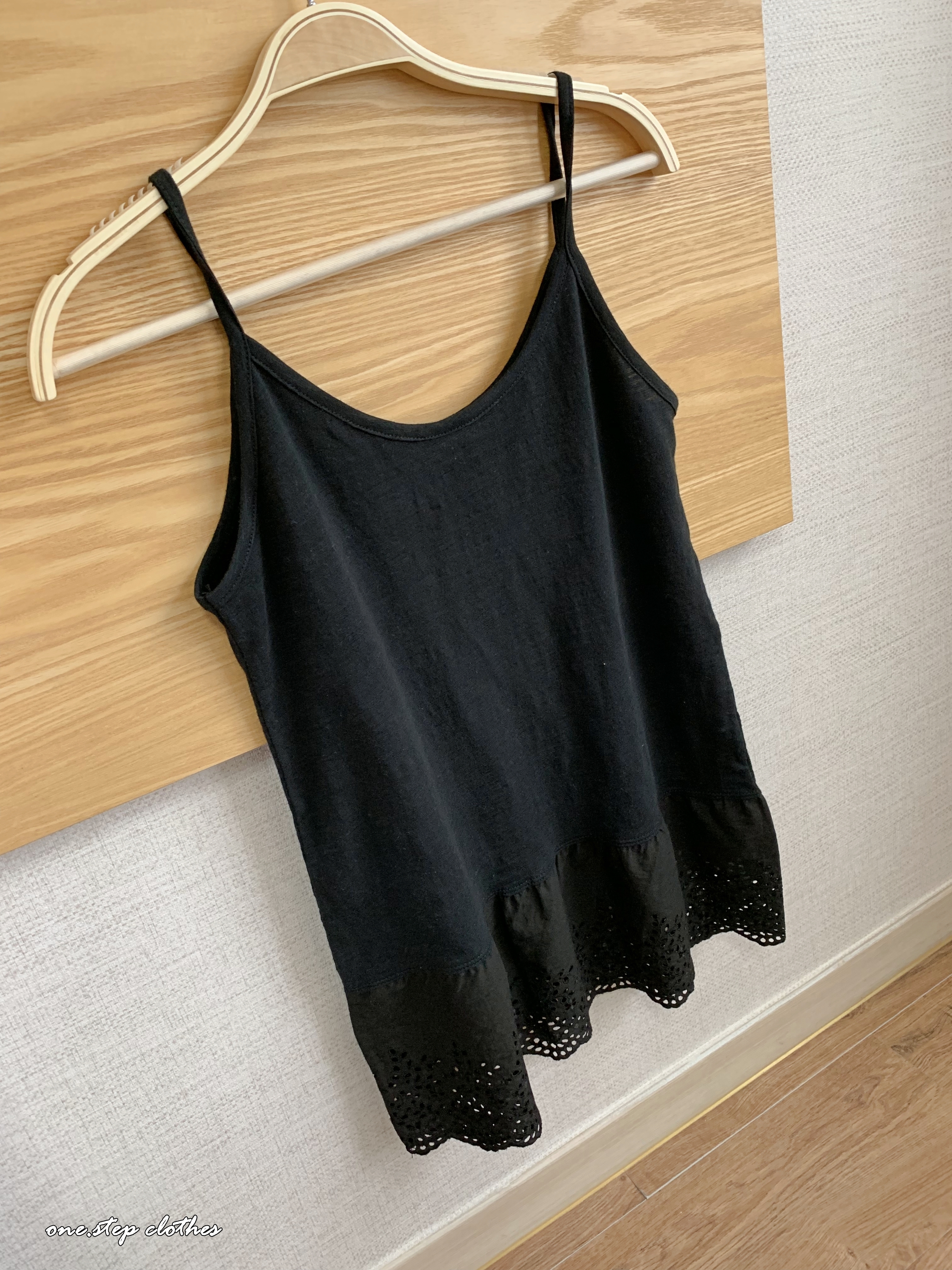 正韓下擺鉤花微傘內搭 (黑)