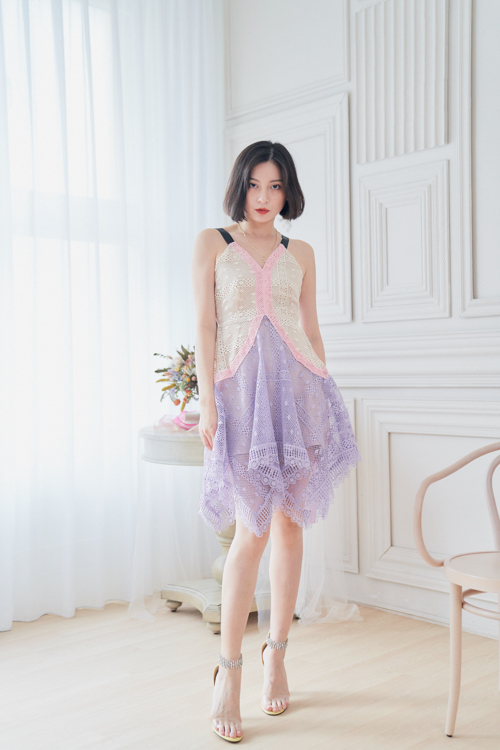 歐美款 V領蕾絲拼接縷空不規則短洋裝