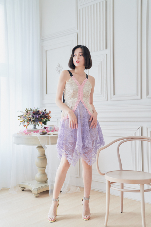 歐美款 V領蕾絲拼接縷空不規則短洋裝