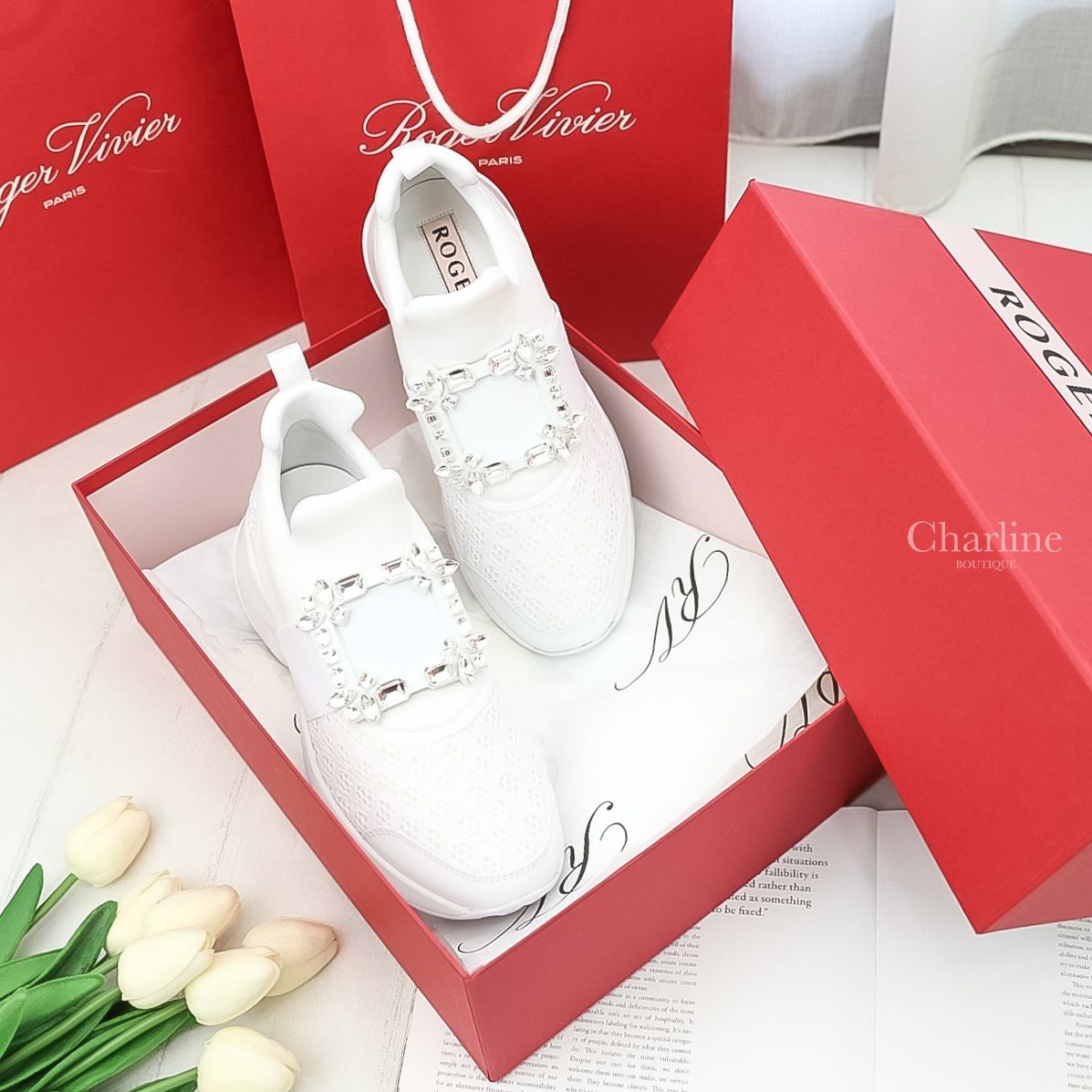 Roger Vivier Viv' Run Strass Buckle Sneakers In Technical Fabrics 白色水晶方釦太空棉運動鞋-Charline Boutique 精品代購