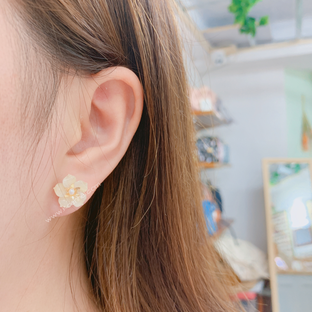 [網站限定優惠]Osewaya 光面小花耳環