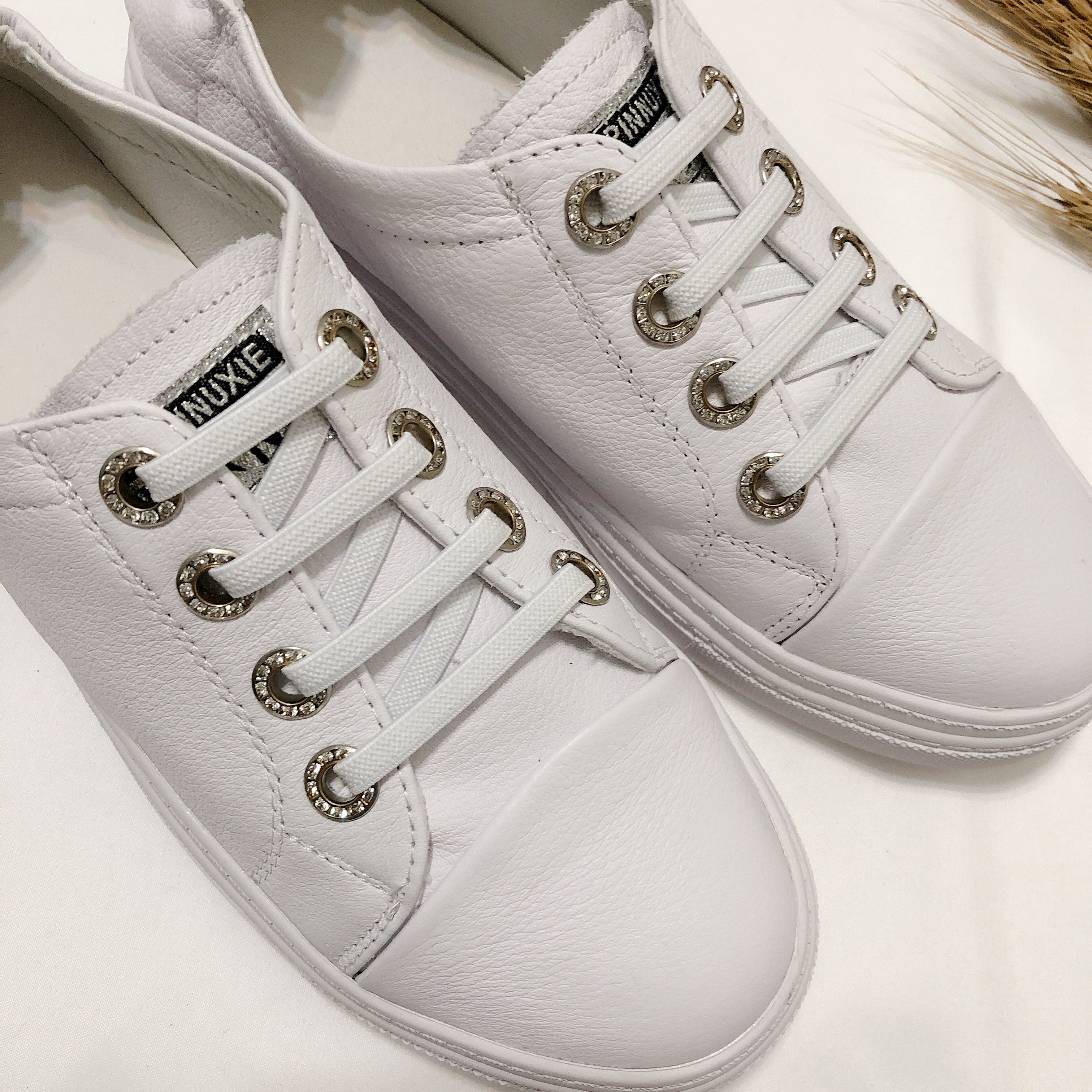 圓鑽質感真皮休閒鞋