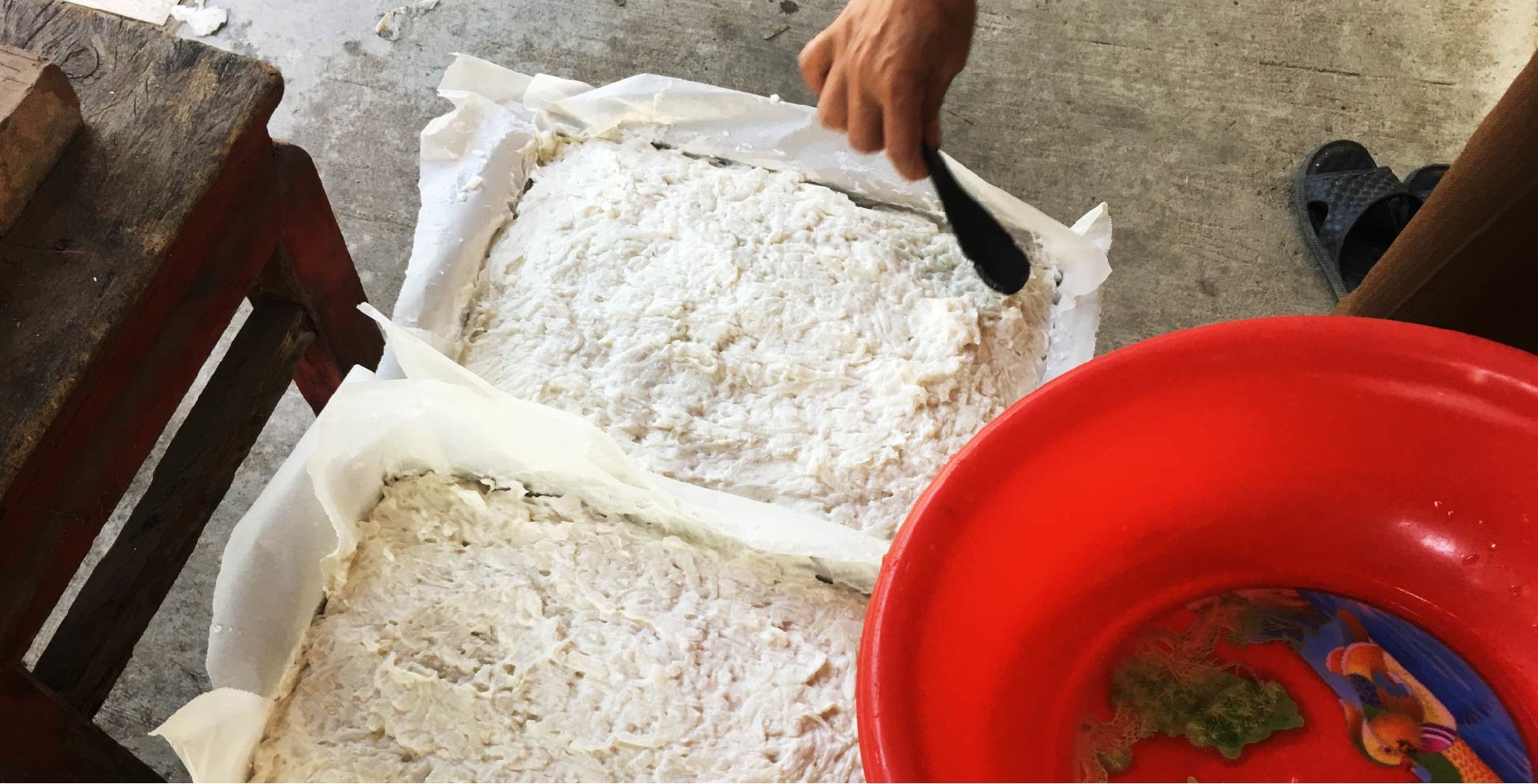 可用飯匙沾點水,將表面抹平。