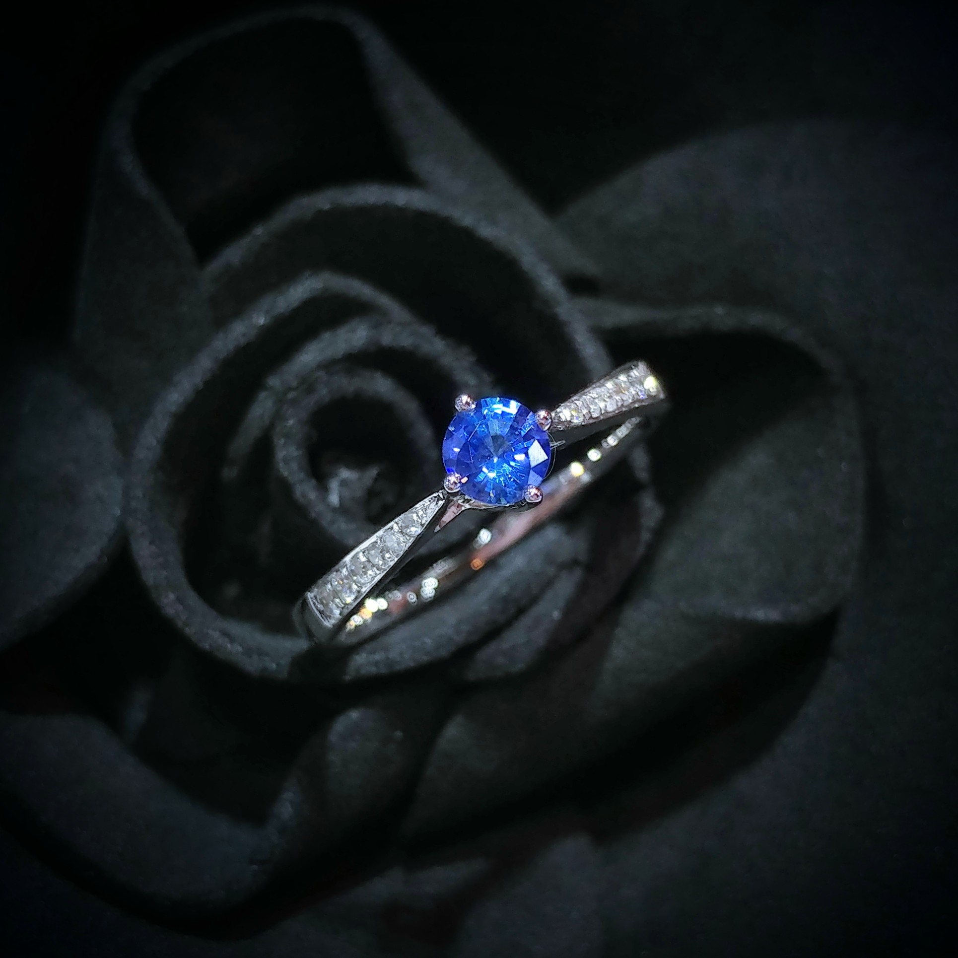 全新18K白金【單粒28份藍寶石】配5份鑽石戒指