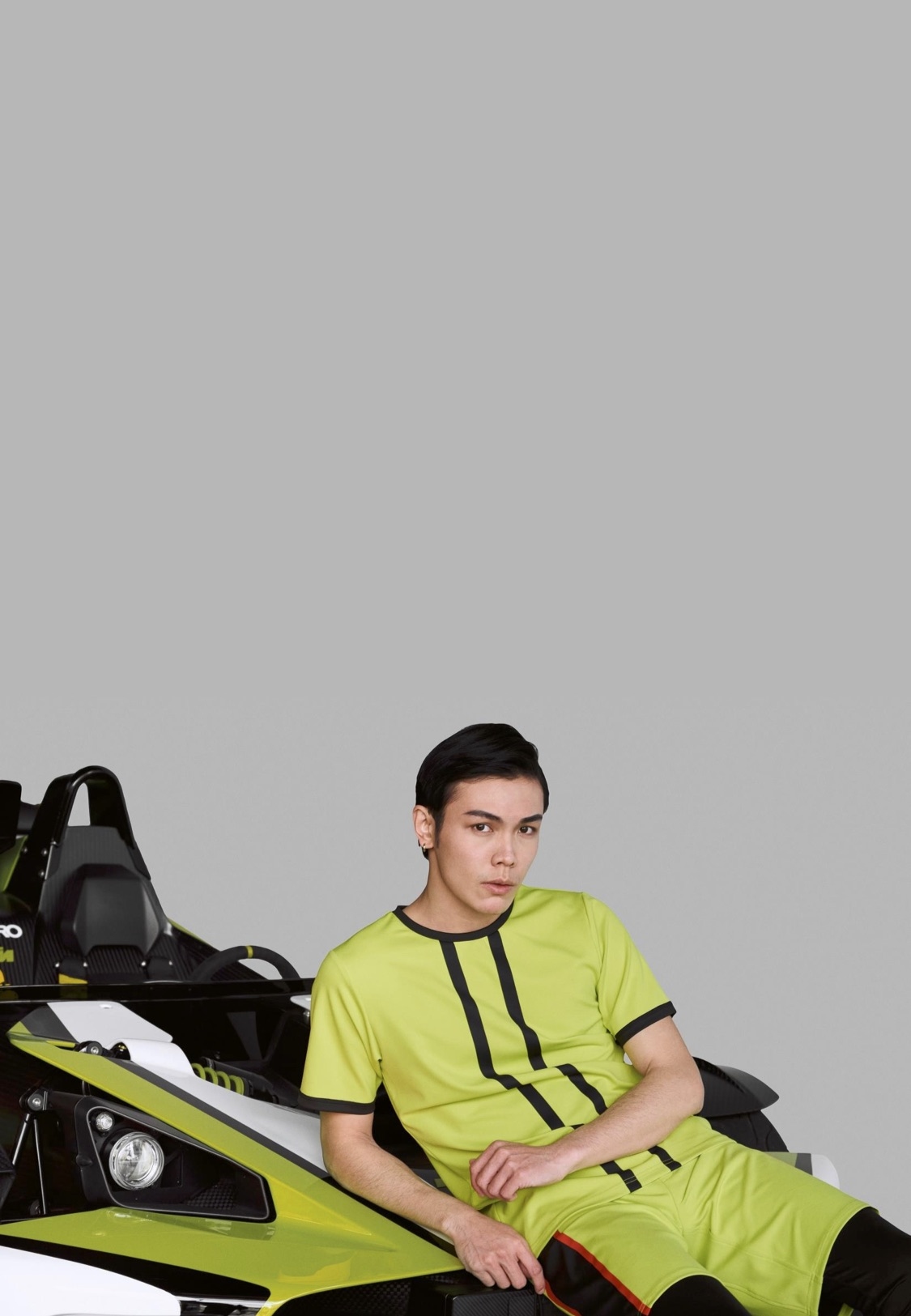 《19AW倫敦時裝週 》 LARMURE倫敦特派員隨筆 ＃2019春夏，LARMURE主推螢光色系服飾，結合跑車的概念，將流暢的服裝線條、明亮色彩與TCool機能布料相互搭配，面對即將來臨的炎炎夏日，輕鬆展現我們的時尚態度。