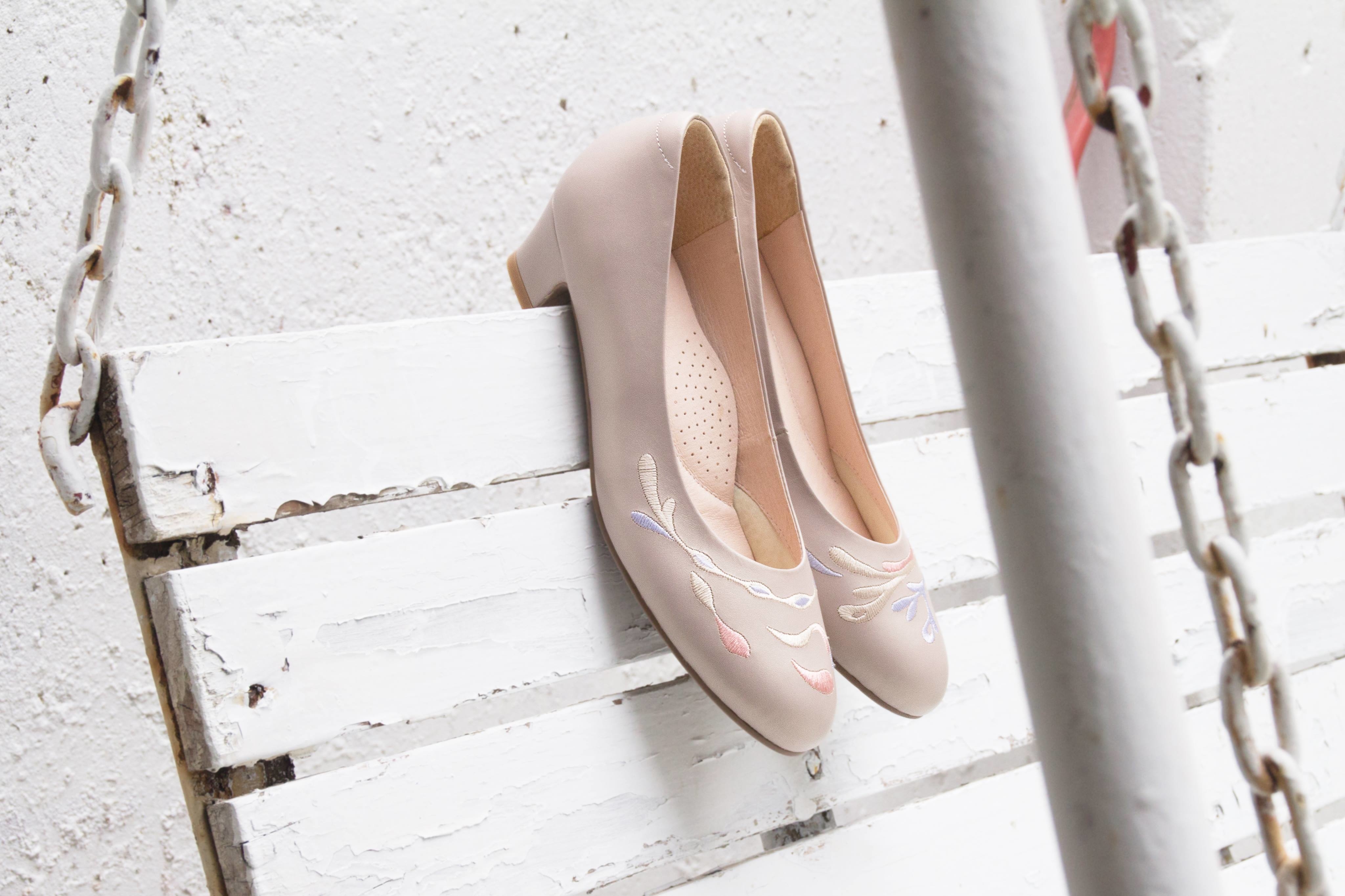 刺繡唯美低跟鞋｜與子偕老 (淡粉)