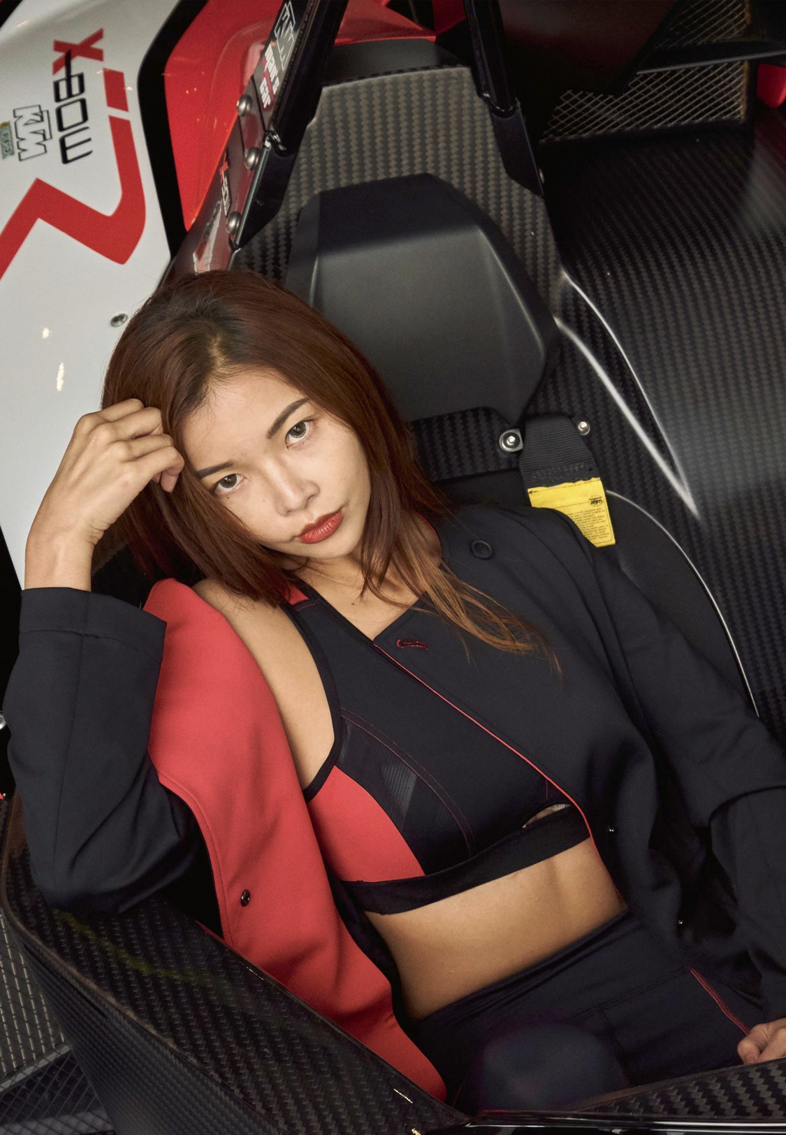 《19AW倫敦時裝週 》 LARMURE倫敦特派員隨筆 ＃2019春夏，LARMURE主推螢光色系服飾，結合跑車的概念，將流暢的服裝線條、明亮色彩與TCool機能布料相互搭配，面對即將來臨的炎炎夏日，輕鬆展現我們的時尚態度。