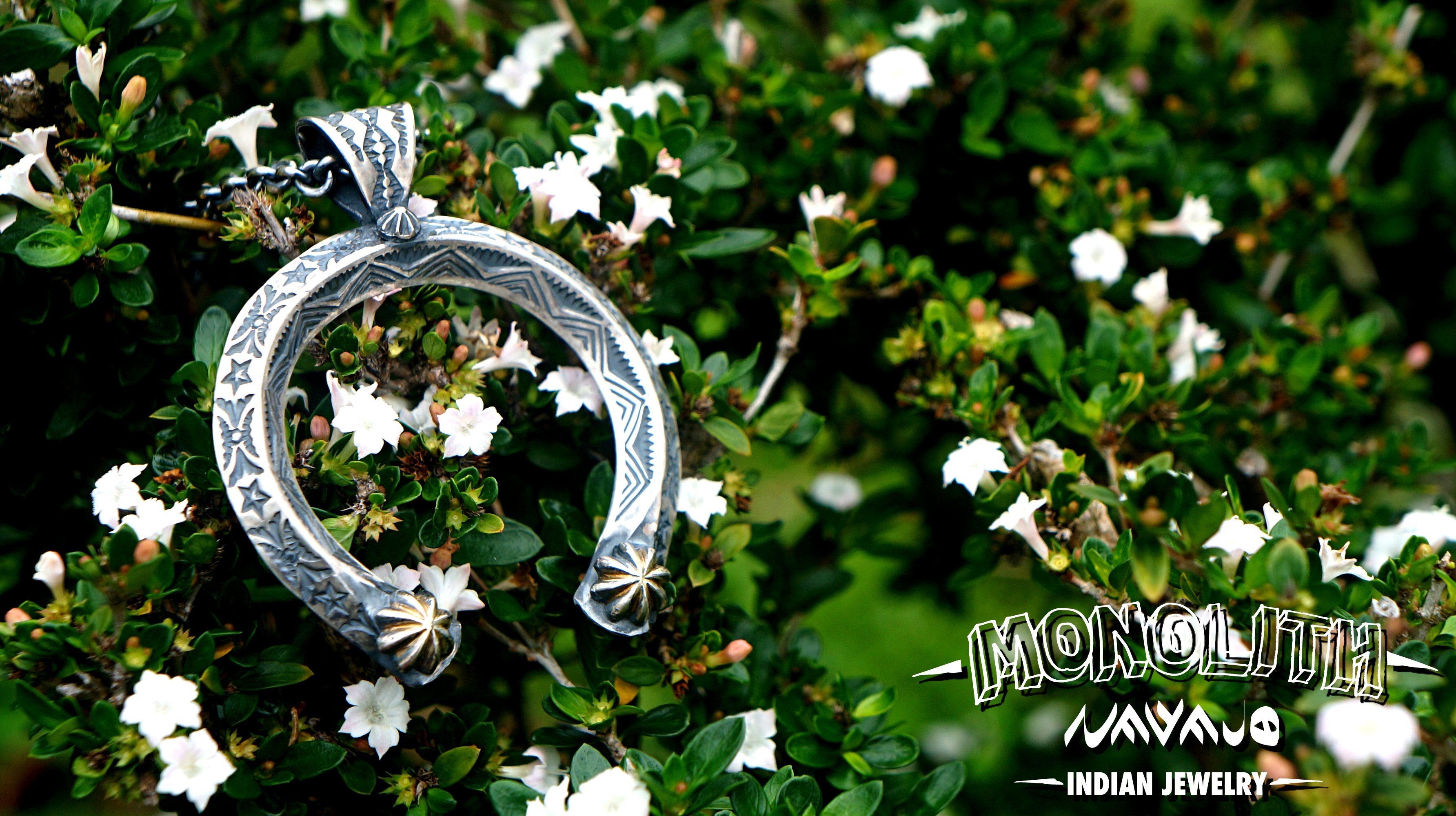 倒月牙(Naja)銀貝【吊墜】