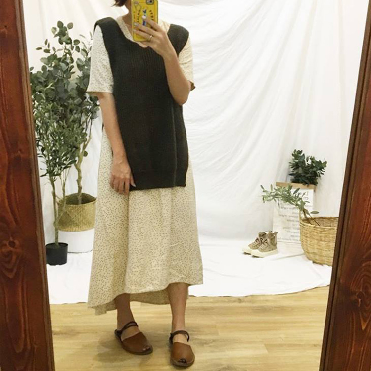 老幫手穿搭雨點飛飛V領米色長洋裝