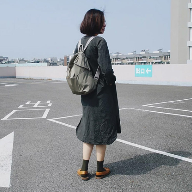 小節休息寬版涼鞋