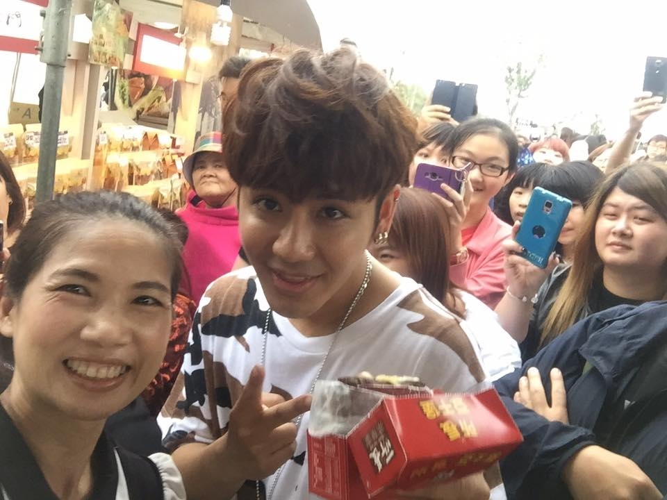 所長茶葉蛋-五月天LiFE人生無限公司巡迴演唱會，嘉賓鼓鼓特別來攤位品嚐銷魂豆干堡