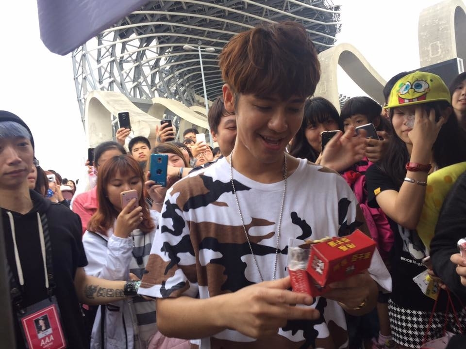 所長茶葉蛋-五月天LiFE人生無限公司巡迴演唱會，嘉賓鼓鼓特別來攤位品嚐銷魂豆干堡