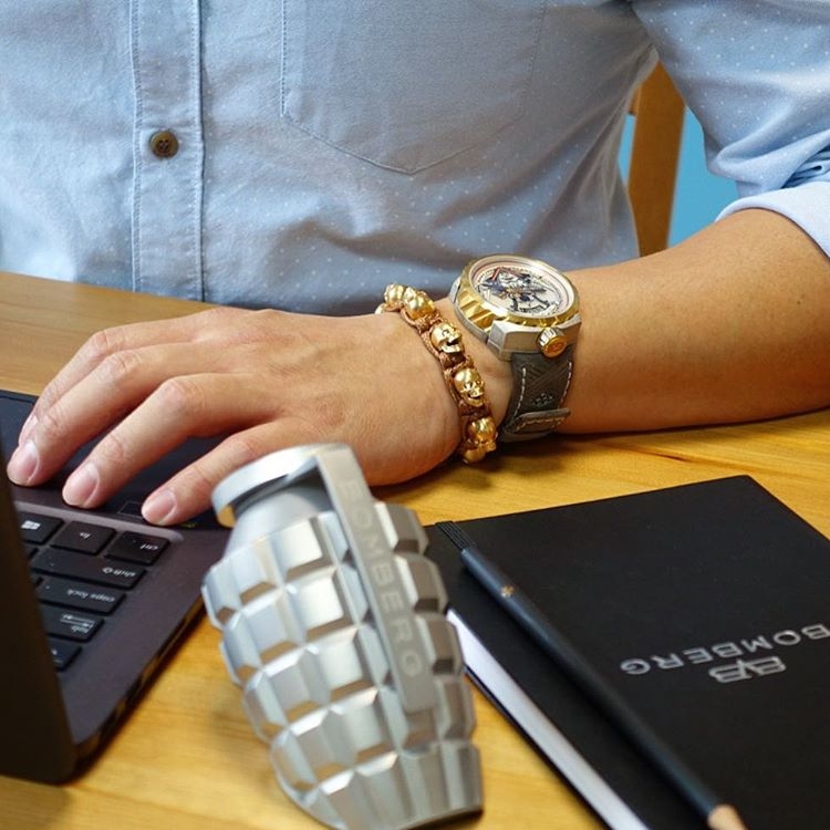 銀色手榴彈桌鐘座