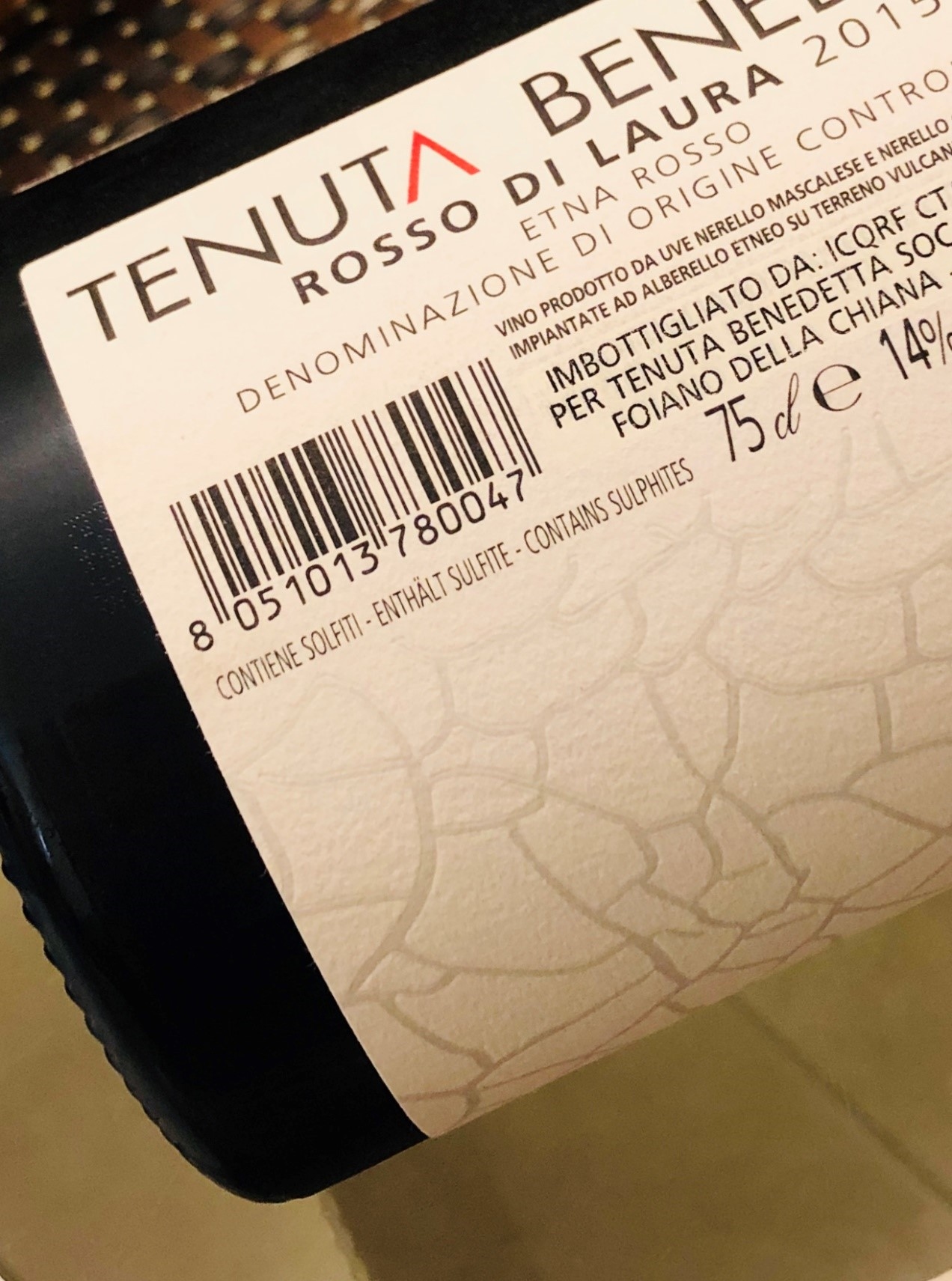 背標最常見到的訊息是酒中含有亞硫酸鹽，但偶爾有國家政府的衛生或海關部門要求酒廠在酒標上標明含有魚、蛋或奶類製品，以防萬一