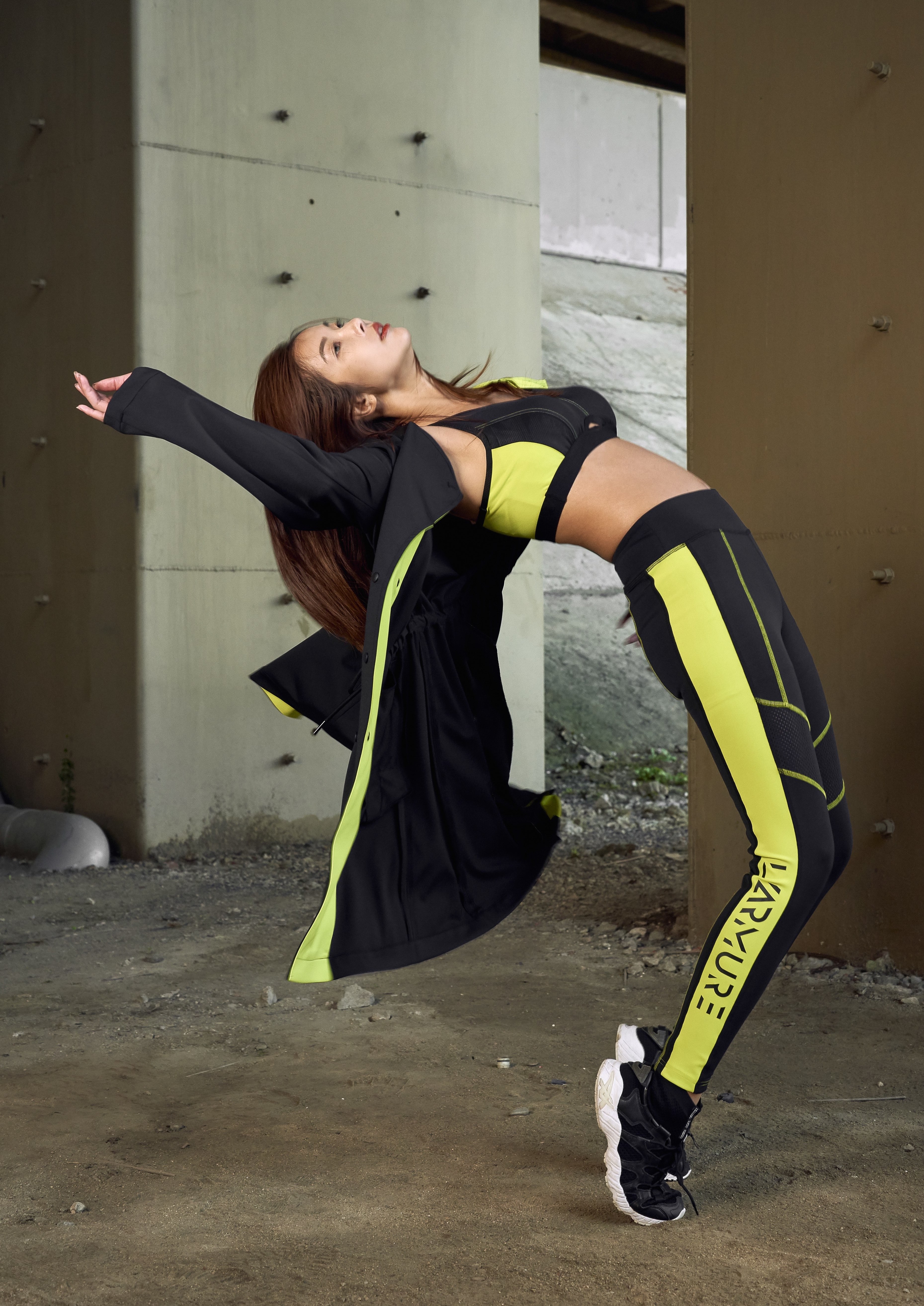 ＃性能 X 剪裁 X 螢光色系，此次新品，強調透氣散熱、輕量、抗紫外線等機能，透過流線型的剪裁與線條打造俐落感，以黑色搭配上搶眼的螢光色系，儼然就是Aston Martin Valkyrie AMR Pro的服裝版。