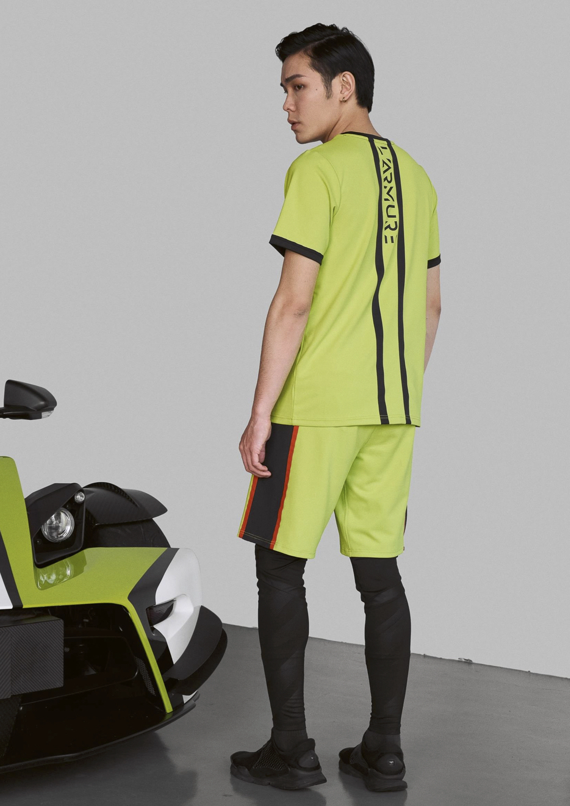 ＃性能 X 剪裁 X 螢光色系，此次新品，強調透氣散熱、輕量、抗紫外線等機能，透過流線型的剪裁與線條打造俐落感，以黑色搭配上搶眼的螢光色系，儼然就是Aston Martin Valkyrie AMR Pro的服裝版。