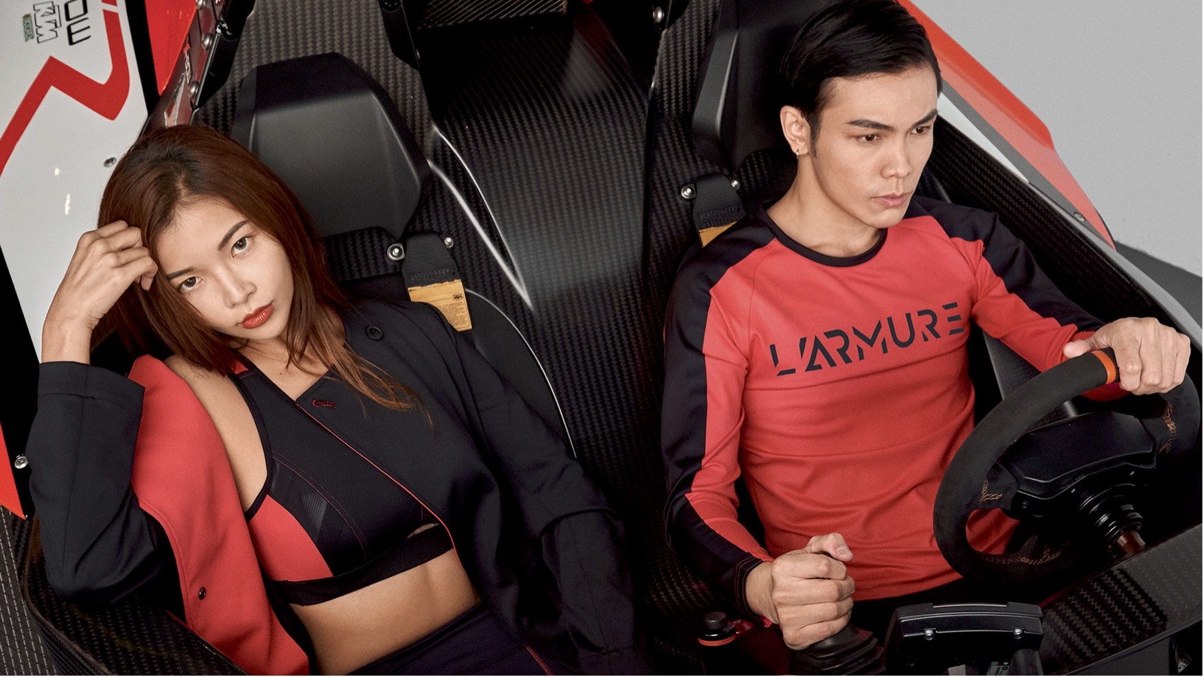 ＃性能 X 剪裁 X 螢光色系，此次新品，強調透氣散熱、輕量、抗紫外線等機能，透過流線型的剪裁與線條打造俐落感，以黑色搭配上搶眼的螢光色系，儼然就是Aston Martin Valkyrie AMR Pro的服裝版。