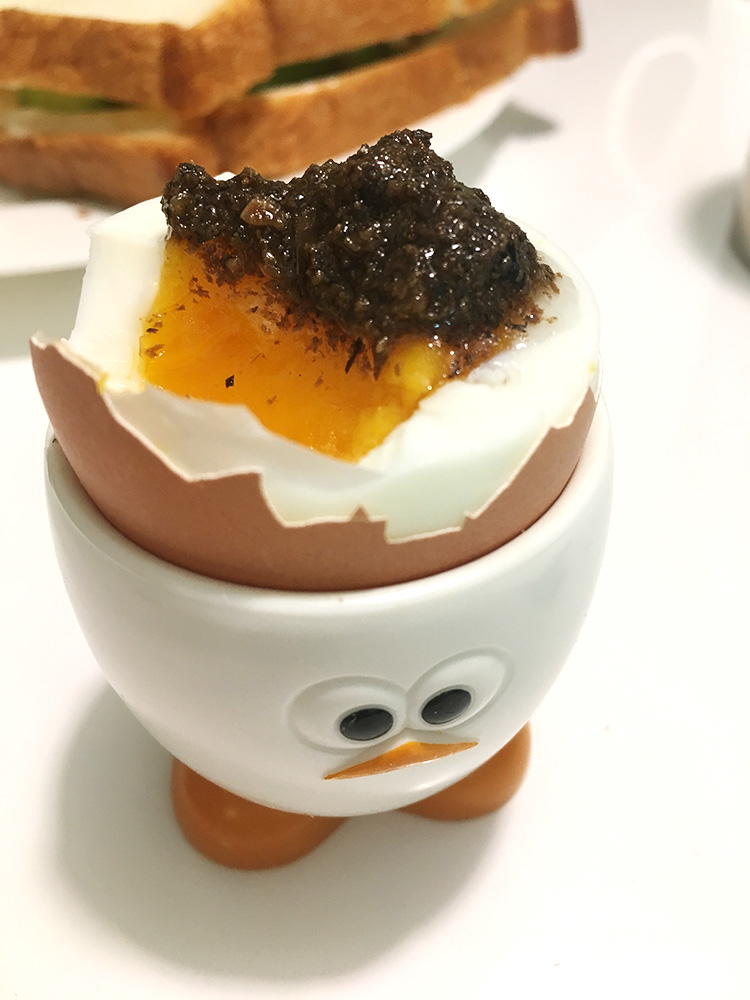 流心水煮蛋配黑松露醬