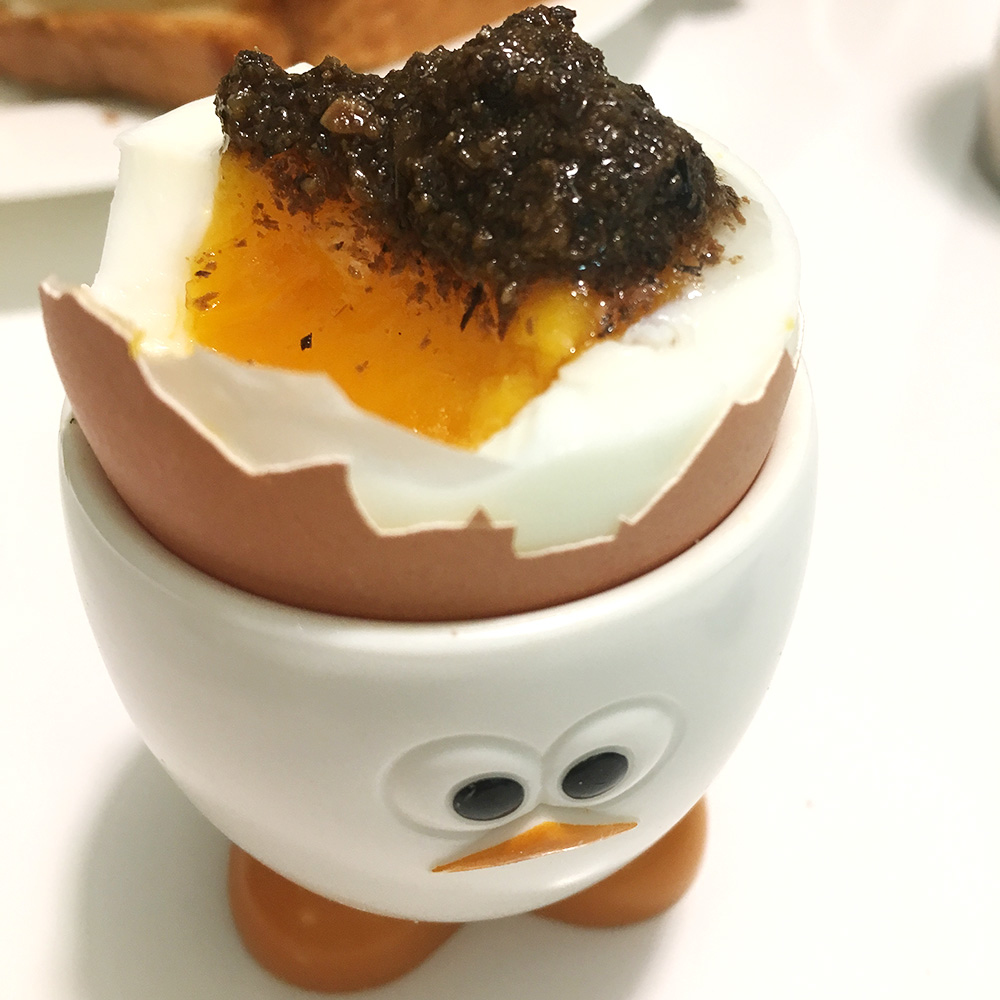 流心水煮蛋配黑松露醬