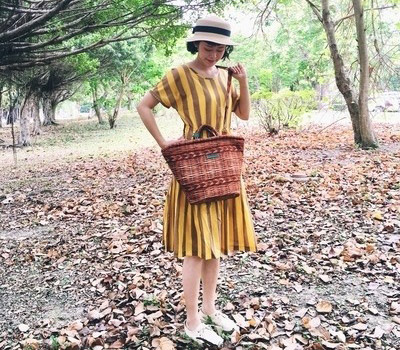 黃小珊穿著向日葵之夏條紋洋裝