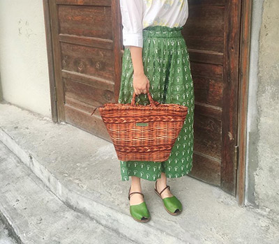 跟著小珊老師穿著咬一口三穿式真皮涼鞋逛本日蚤物市