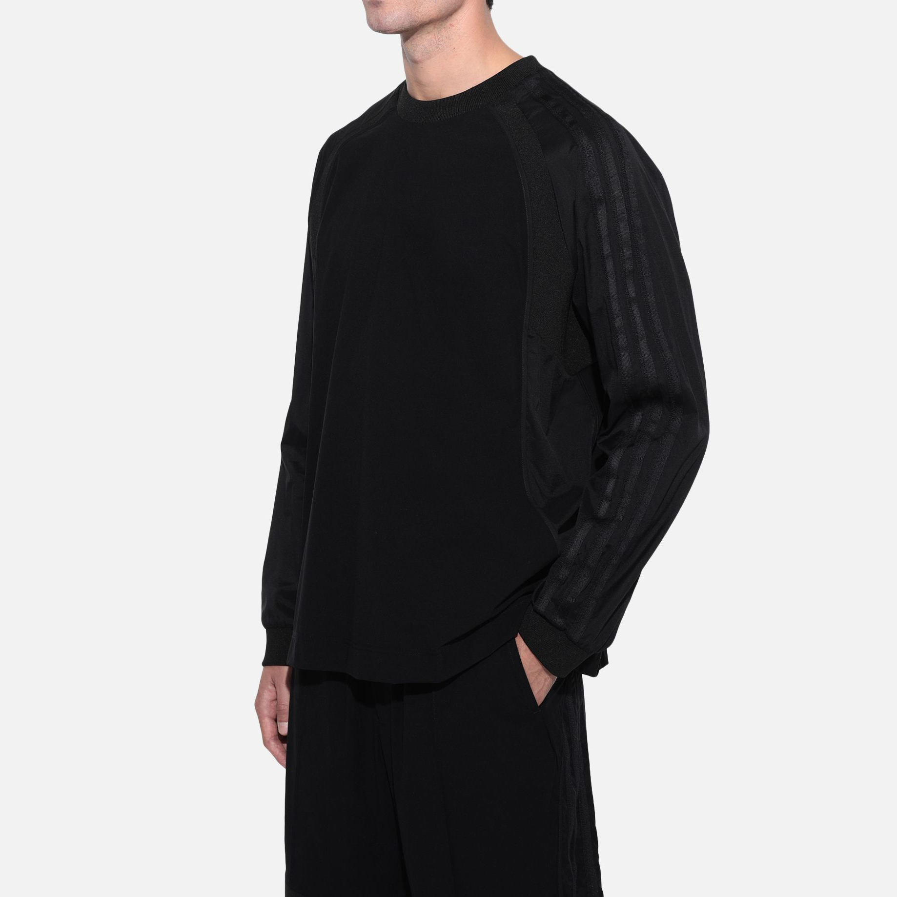 【 Y-3 APPLIQUÉ SIDE STRIPES SWEAT 手袖線條大學TEE 】