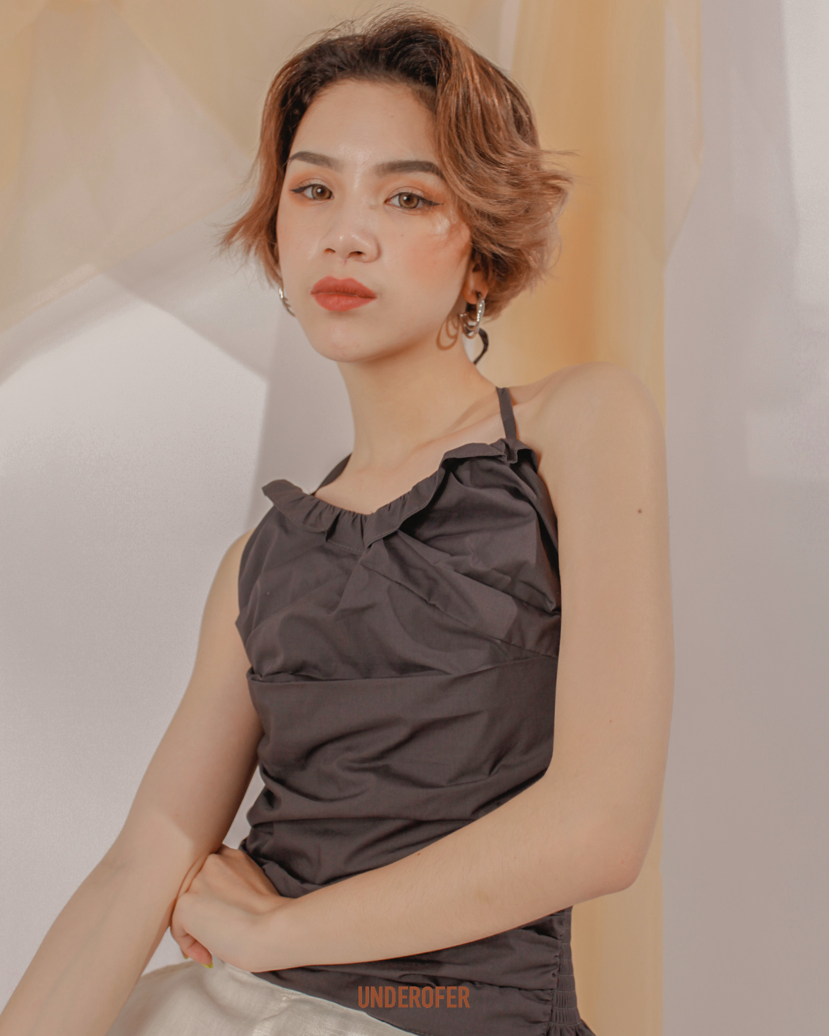 【零碼】-UNDEROFER-細肩抓皺胸口木耳邊上衣 TLUX6F6140419
