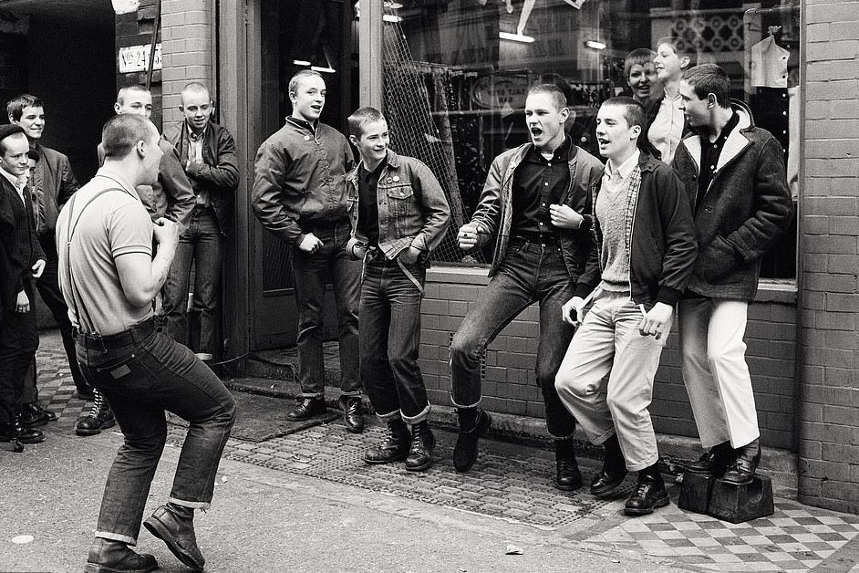 Skindeads 光頭黨穿搭/Dr. Martens、吊帶、合身的 Levi's 牛仔褲