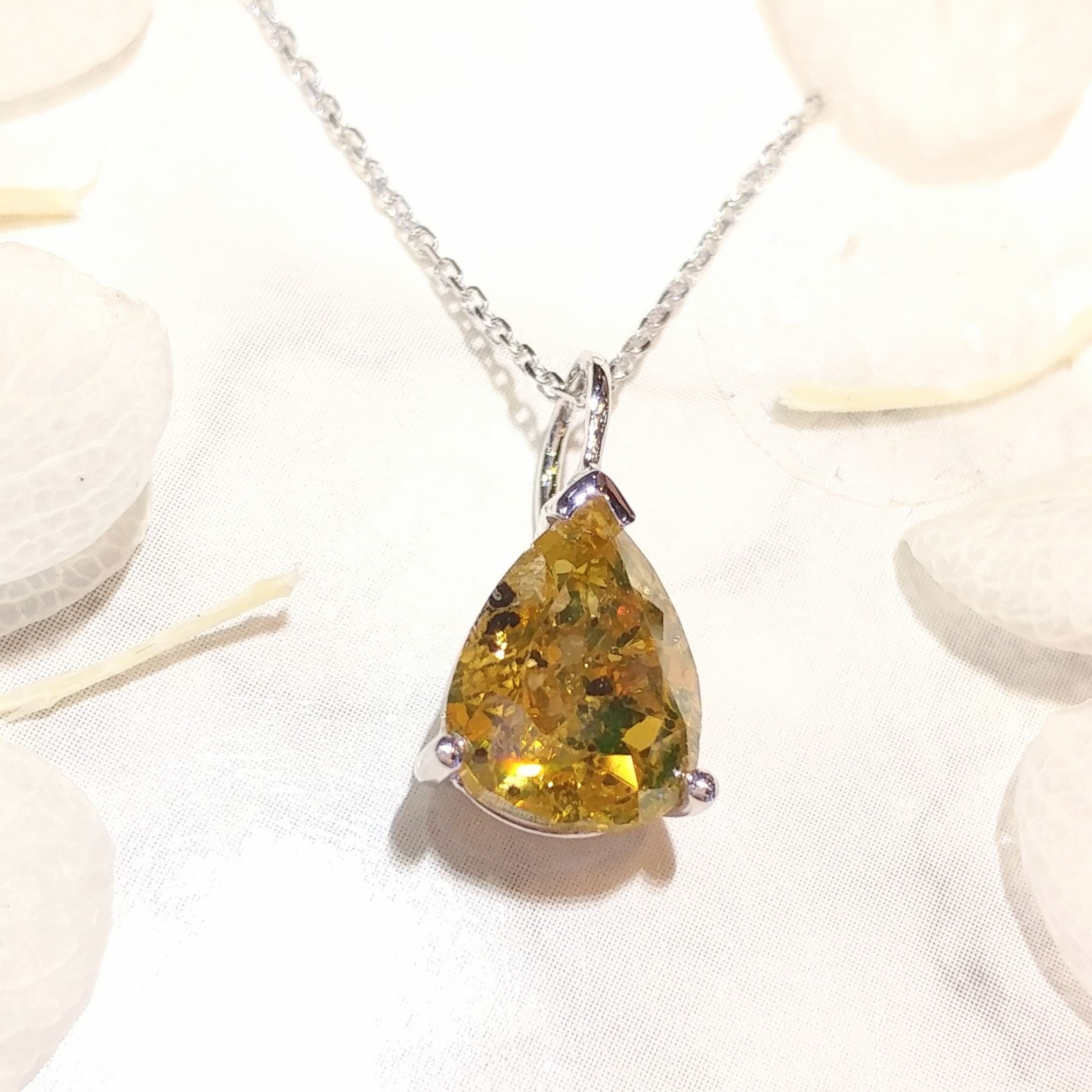 18K Gold 1.85ct Fancy Green Diamond Pendant