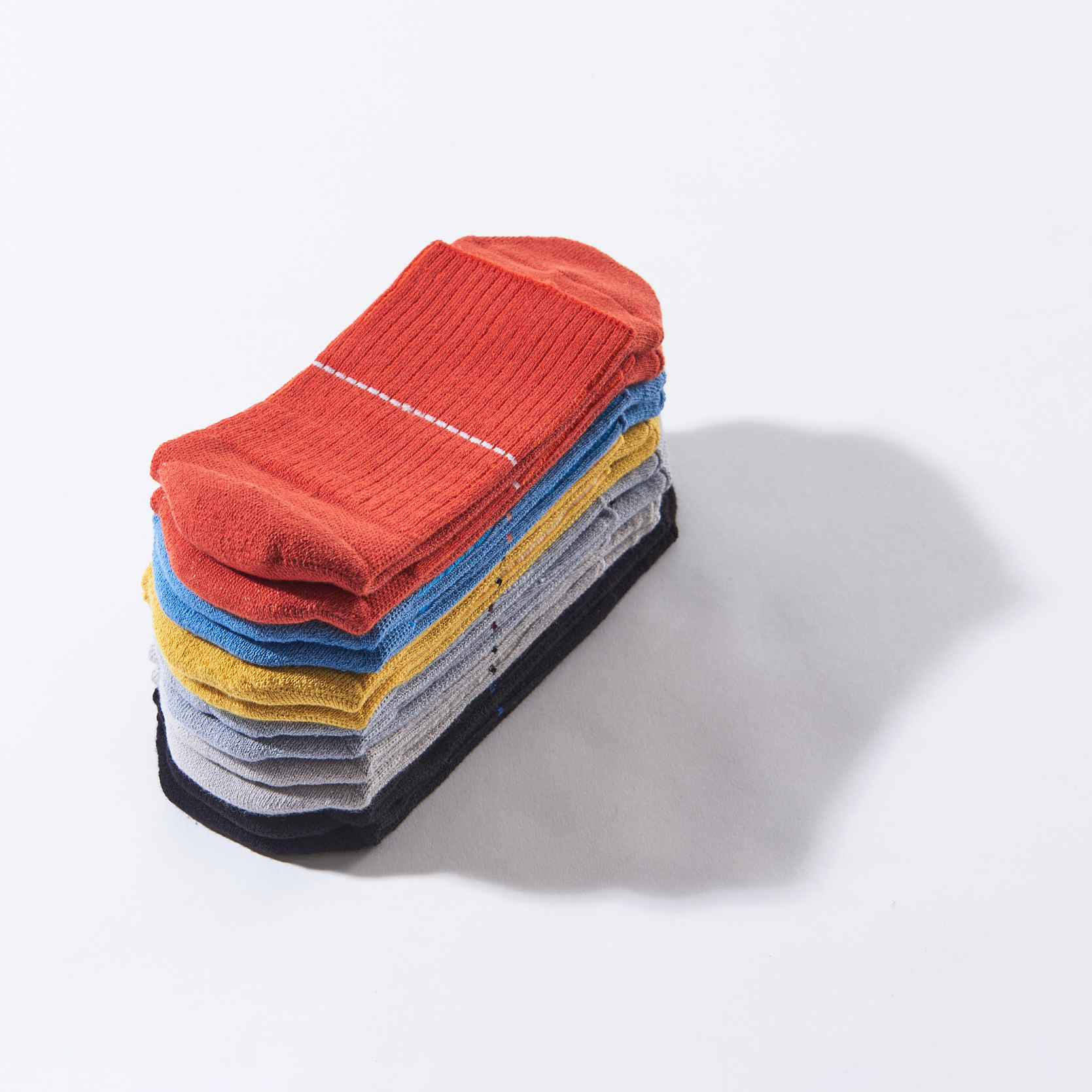 台灣街頭潮流襪子品牌nozzle quiz 後研 19SS NEW BASIC基本款素色機能襪履，將「基本」以最純粹的方式呈現。同時擁有「薄襪」的輕薄視覺且觸感清爽，推薦帆布鞋、滑板鞋、涼鞋、VANS、街頭流行古著工裝風格搭配。