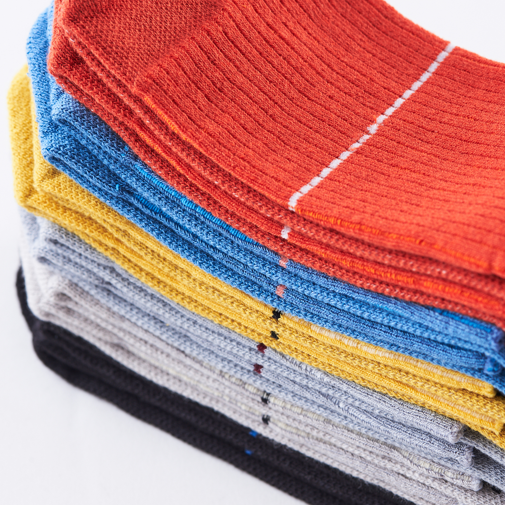 台灣街頭潮流襪子品牌nozzle quiz 後研 19SS NEW BASIC基本款素色機能襪履，將「基本」以最純粹的方式呈現。同時擁有「薄襪」的輕薄視覺且觸感清爽，推薦帆布鞋、滑板鞋、涼鞋、VANS、街頭流行古著工裝風格搭配。