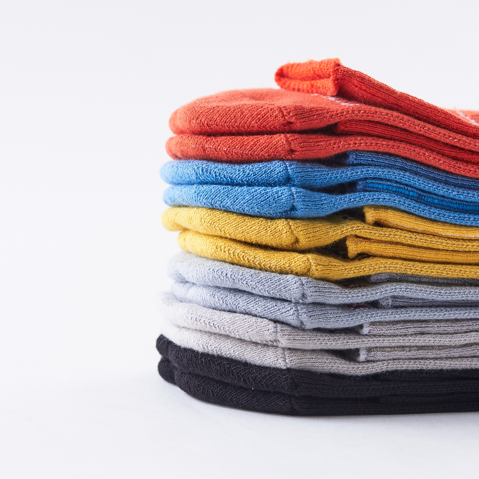 台灣街頭潮流襪子品牌nozzle quiz 後研 19SS NEW BASIC基本款素色機能襪履，將「基本」以最純粹的方式呈現。同時擁有「薄襪」的輕薄視覺且觸感清爽，推薦帆布鞋、滑板鞋、涼鞋、VANS、街頭流行古著工裝風格搭配。